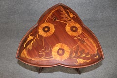Gorgeous Trifoil Form Top Französisch Art Nouveau Mixed Woods End Tabelle Weise Galle