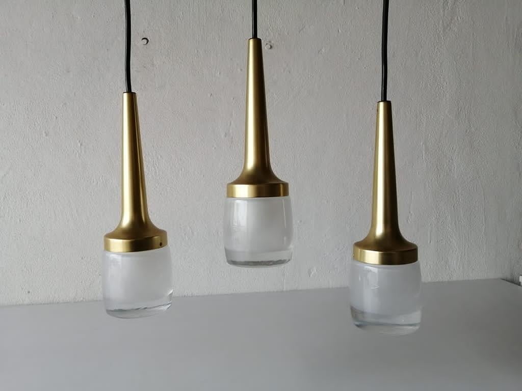 Splendida lampada a cascata tripla in vetro ghiaccio pesante di Staff, anni '60, Germania.

Lampadario dal design minimalista e raro.

I paralumi sono in ottime condizioni. 
Questa lampada funziona con 3 lampadine E14. 

Cablato e adatto