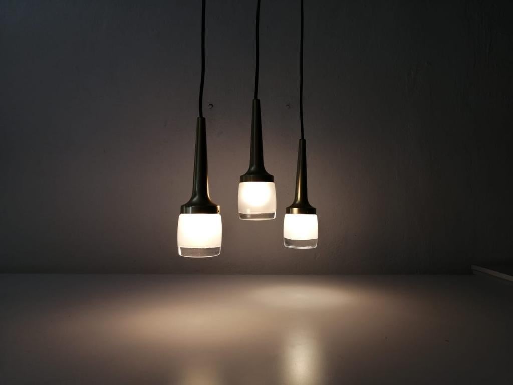 Mid-Century moderno Splendida lampada a sospensione a cascata in vetro ghiaccio triplo pesante di Staff, anni '60, Germania in vendita