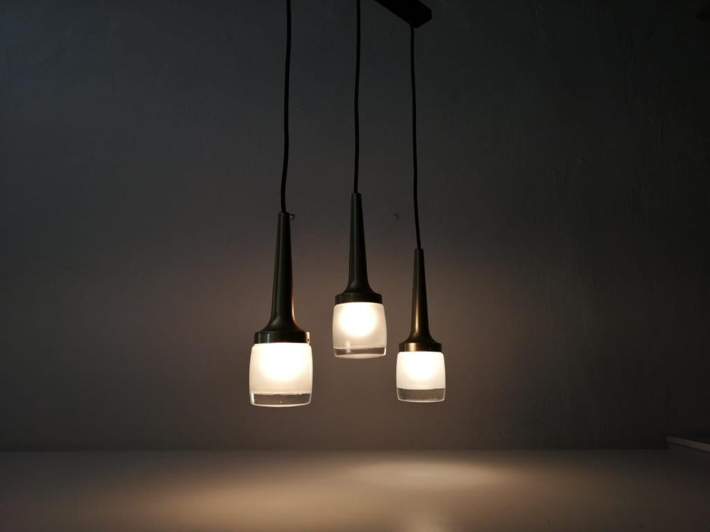 Metà XX secolo Splendida lampada a sospensione a cascata in vetro ghiaccio triplo pesante di Staff, anni '60, Germania in vendita