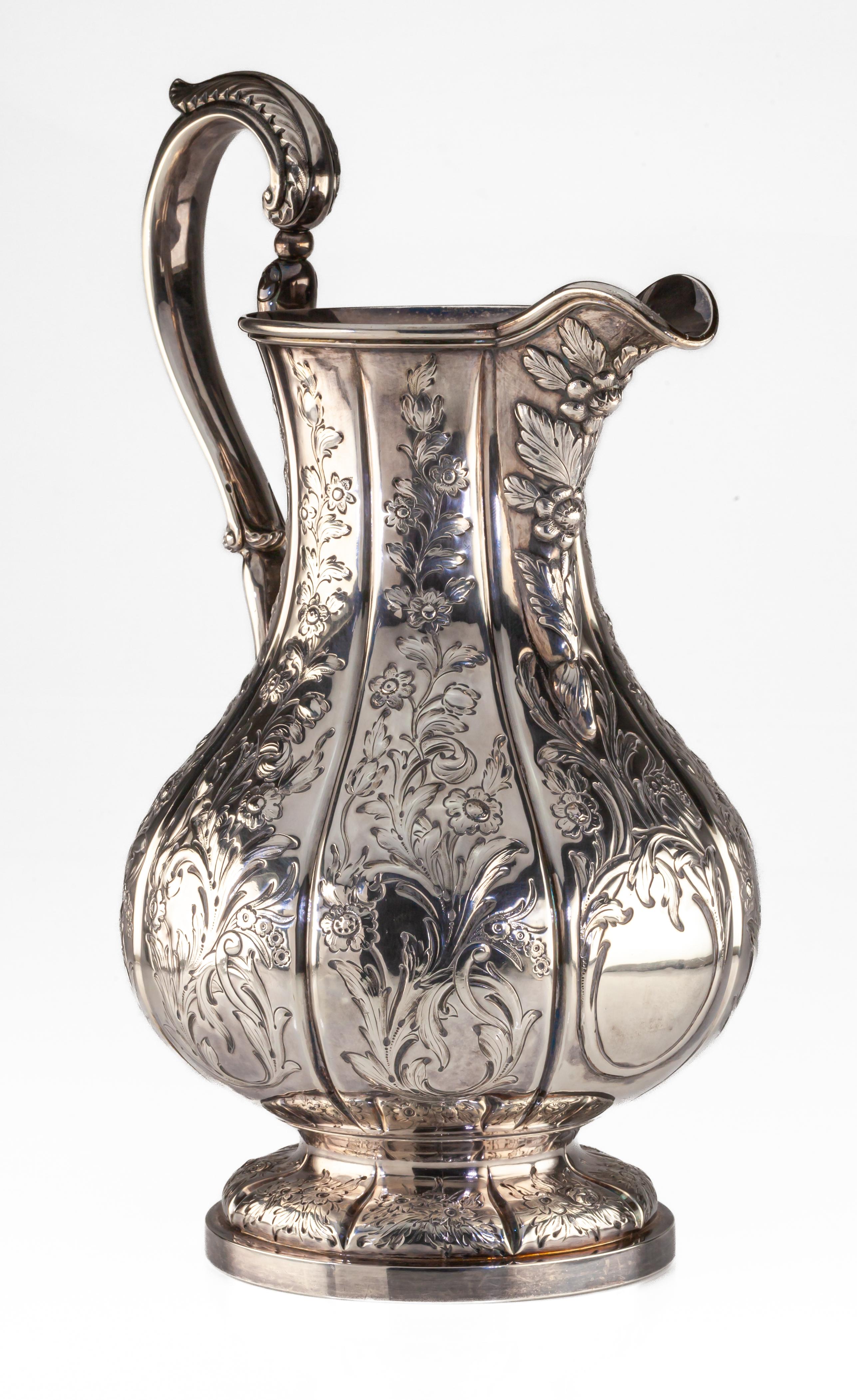 Splendida e unica brocca d'acqua in argento Repousse Coin di Lincoln & Foss

Bellissima brocca d'argento con moneta dell'argentiere americano Lincoln & Foss
Presenta un delicato design floreale Repousse
Massa totale = 894.6 grammi
ASW = 25,89 Troy