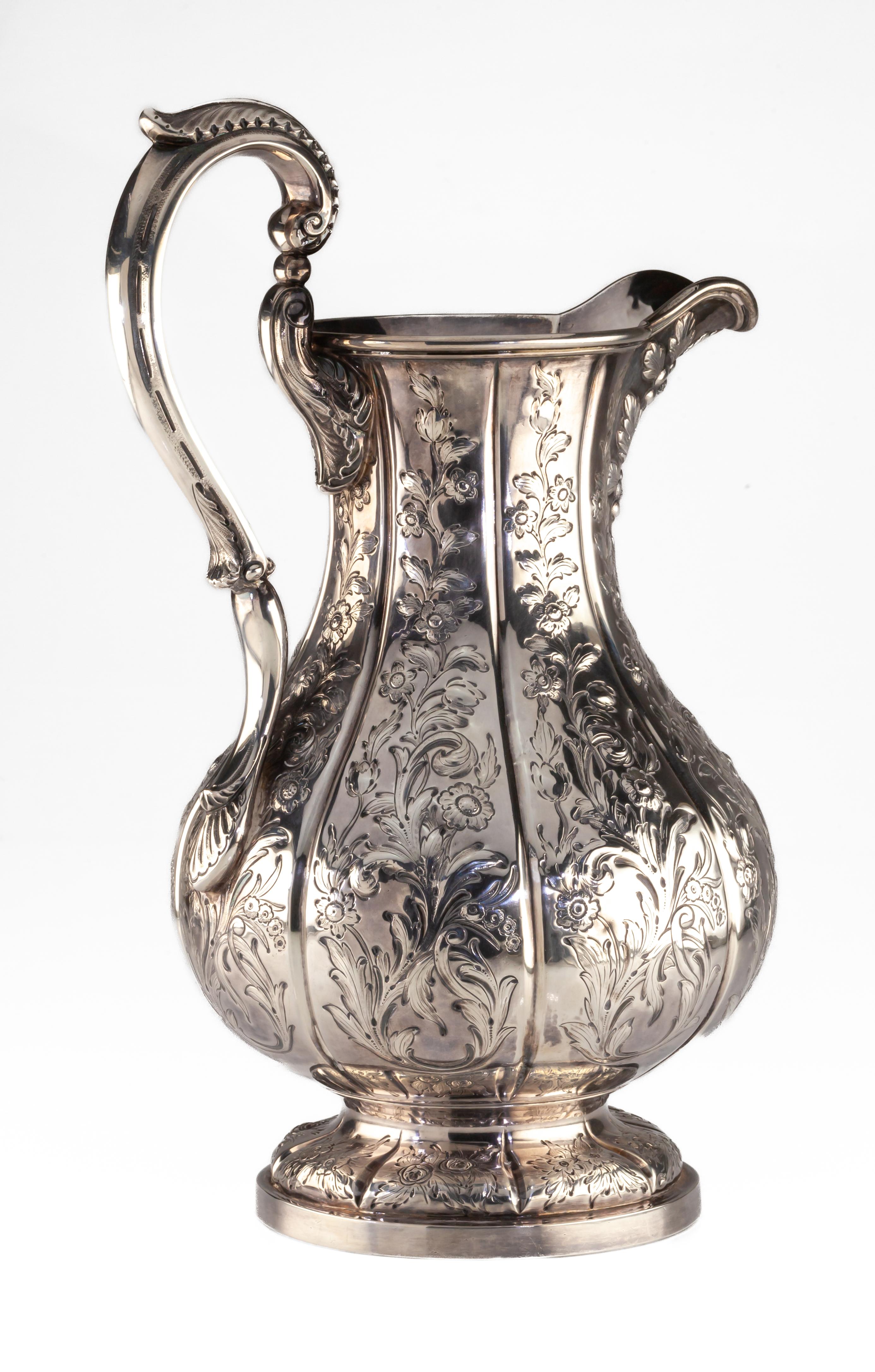 Primo vittoriano Splendida e unica brocca d'acqua in argento repousse di Lincoln & Foss ~ 1850 in vendita