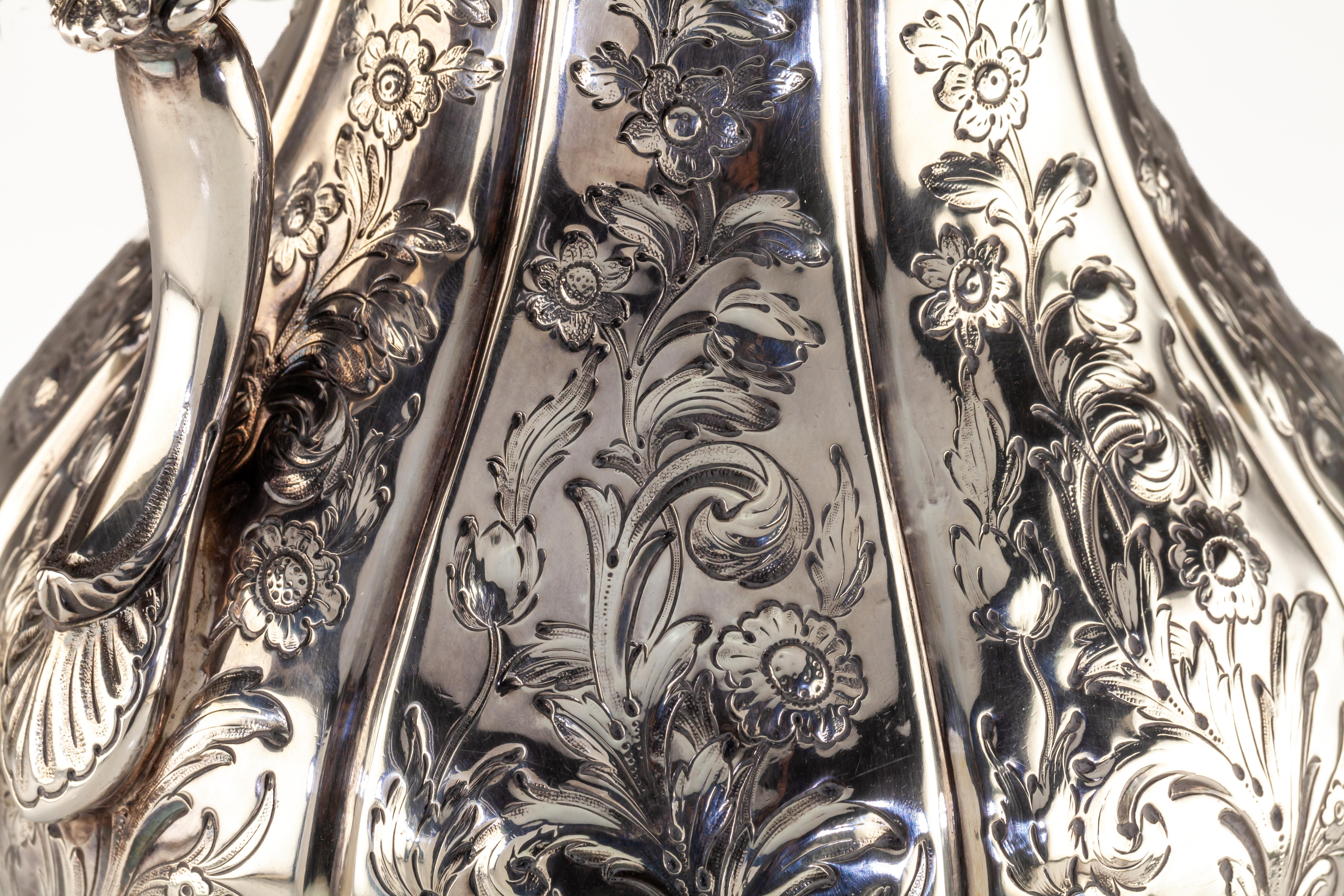 Splendida e unica brocca d'acqua in argento repousse di Lincoln & Foss ~ 1850 In condizioni buone in vendita a Sherman Oaks, CA