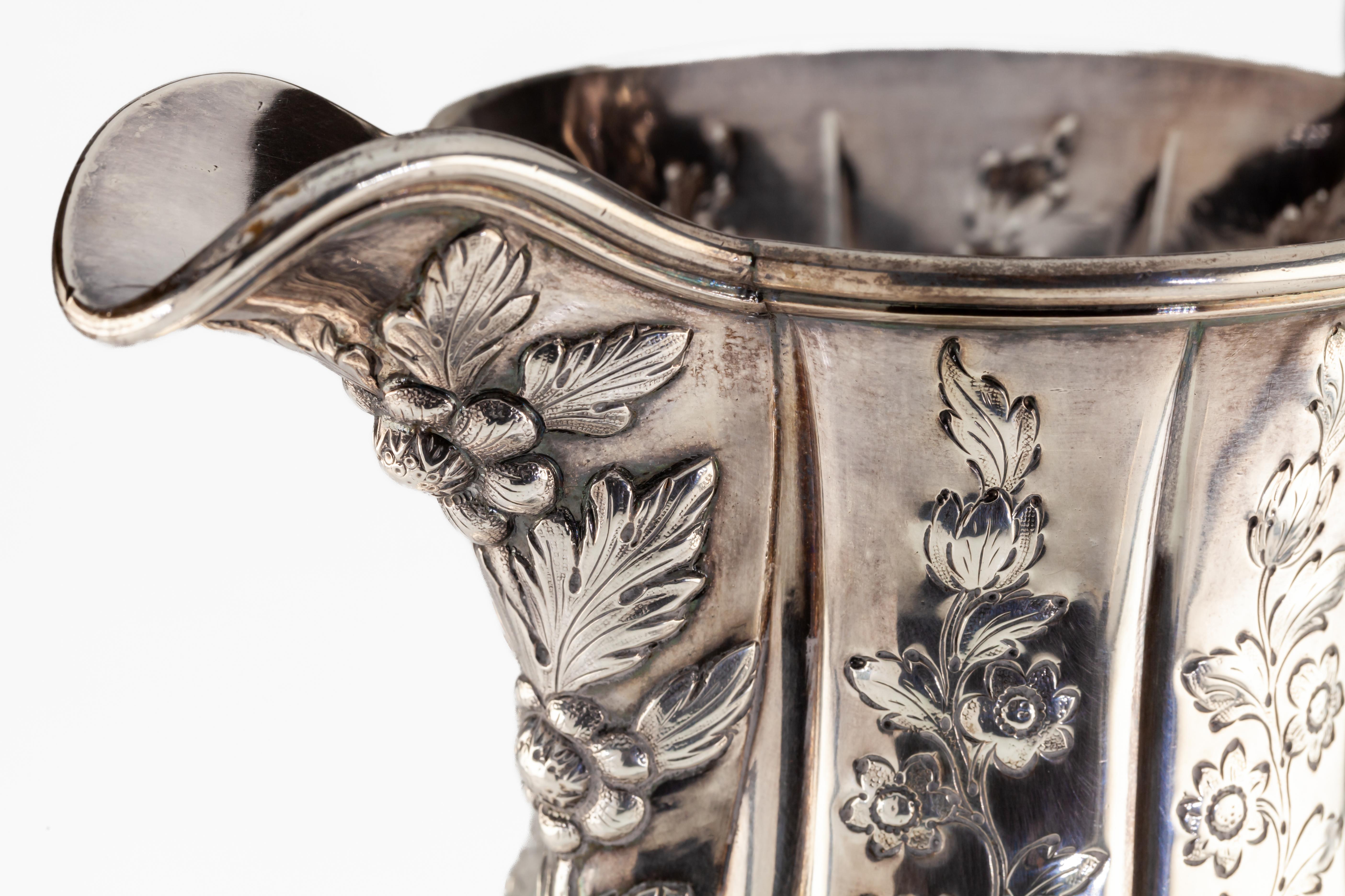 da uomo o donna Splendida e unica brocca d'acqua in argento repousse di Lincoln & Foss ~ 1850 in vendita