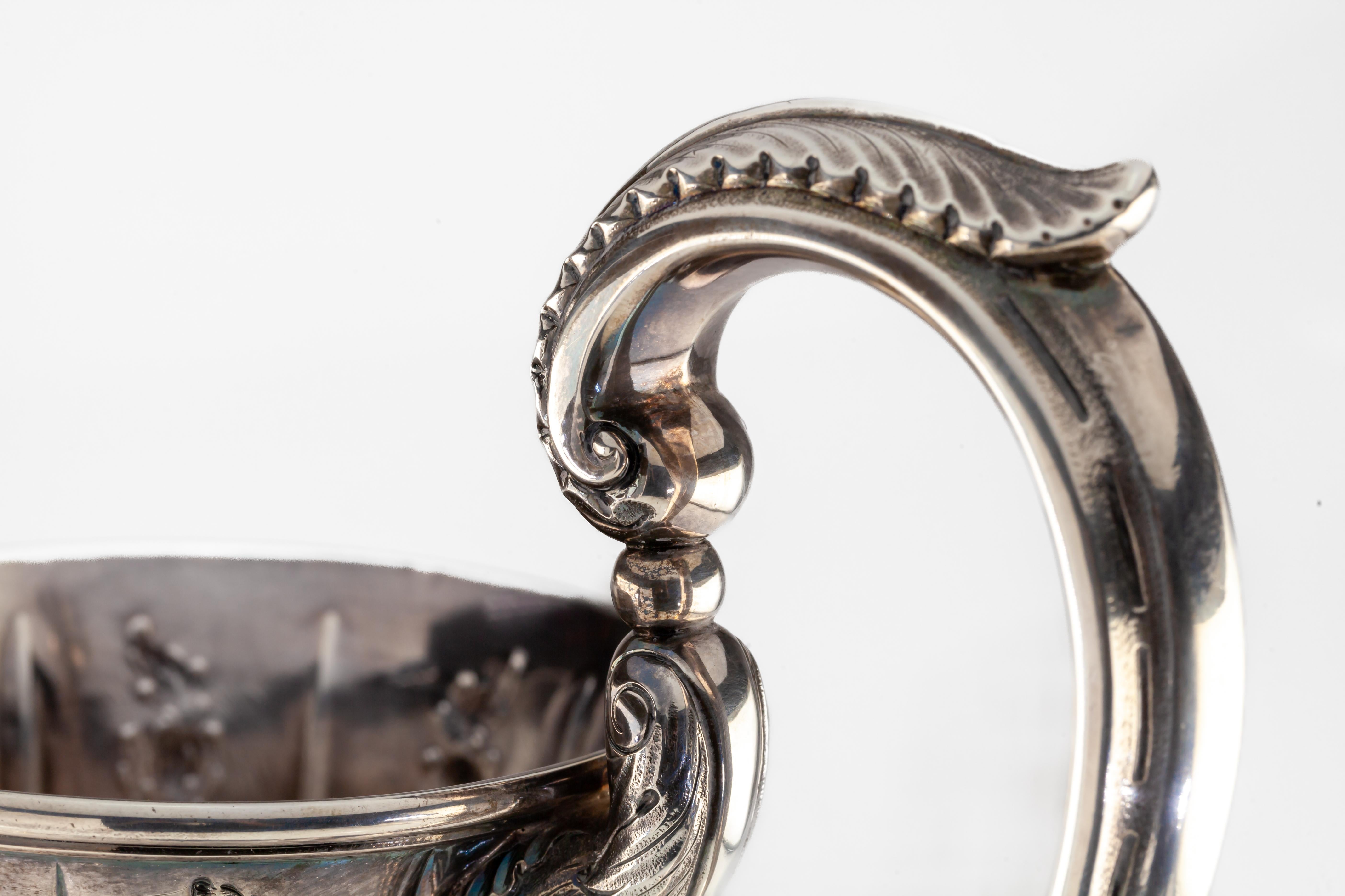 Splendida e unica brocca d'acqua in argento repousse di Lincoln & Foss ~ 1850 in vendita 1