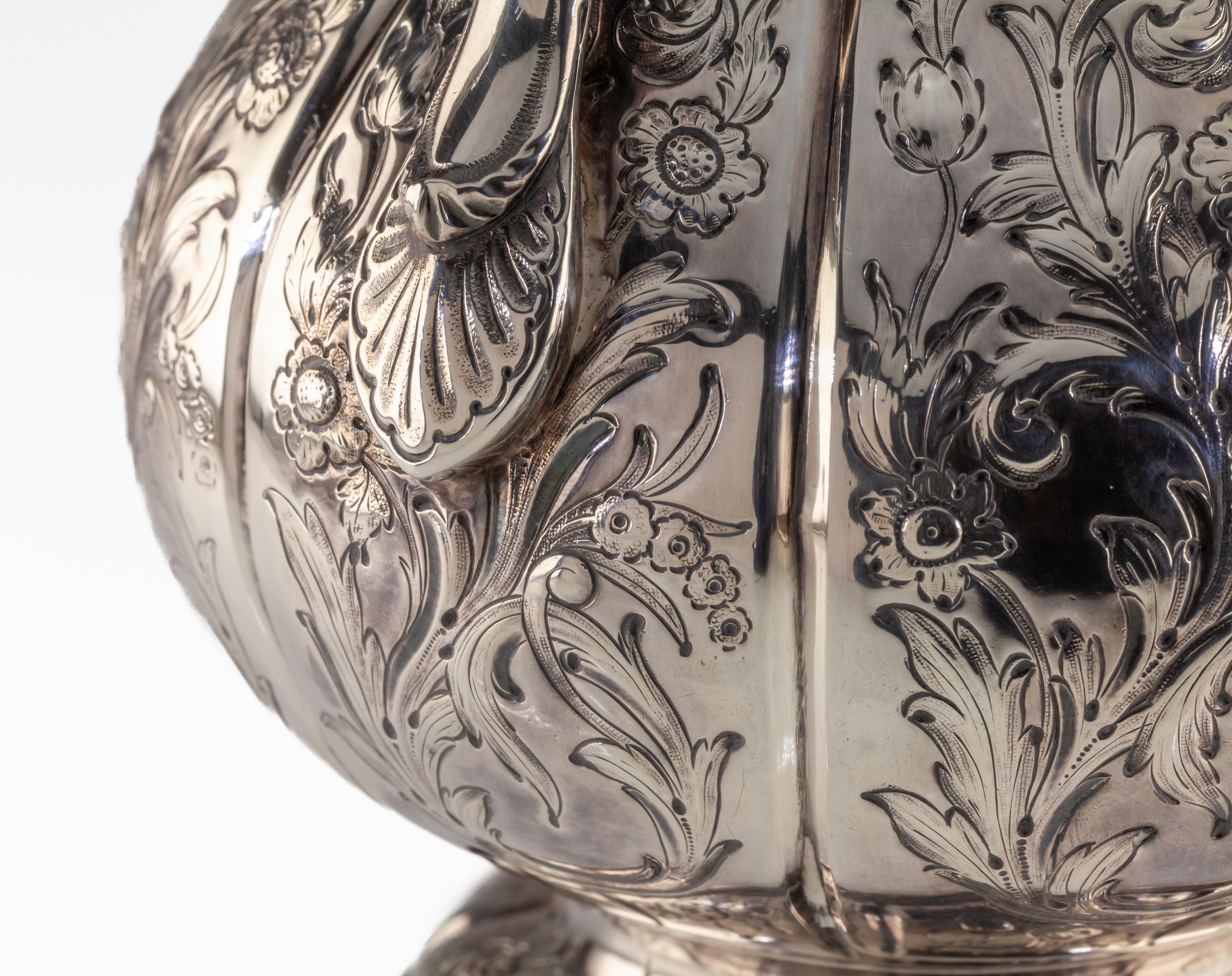 Splendida e unica brocca d'acqua in argento repousse di Lincoln & Foss ~ 1850 in vendita 2