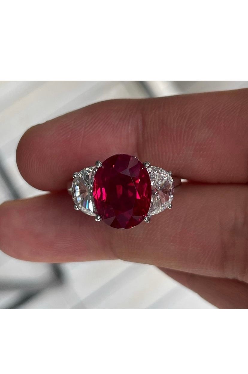 A very adorable design, so stunning and chic, a very piece of art, perfect for all events.
Ring come in 18k gold with a spectacular natural untreated  ruby from Mozambique, in oval cut, of 3,63 carats, extra fine quality, and two side natural