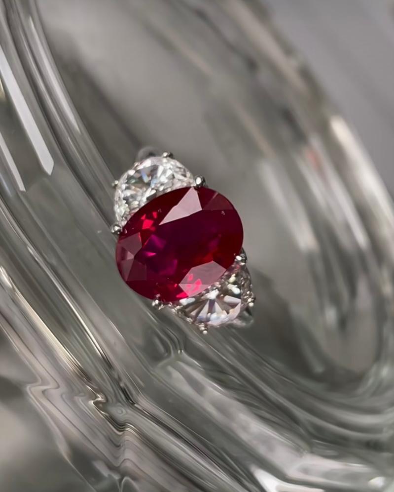 Oval Cut  GFCO certified of 3.63 ct of untreated ruby and diamonds on 18k gold ring For Sale