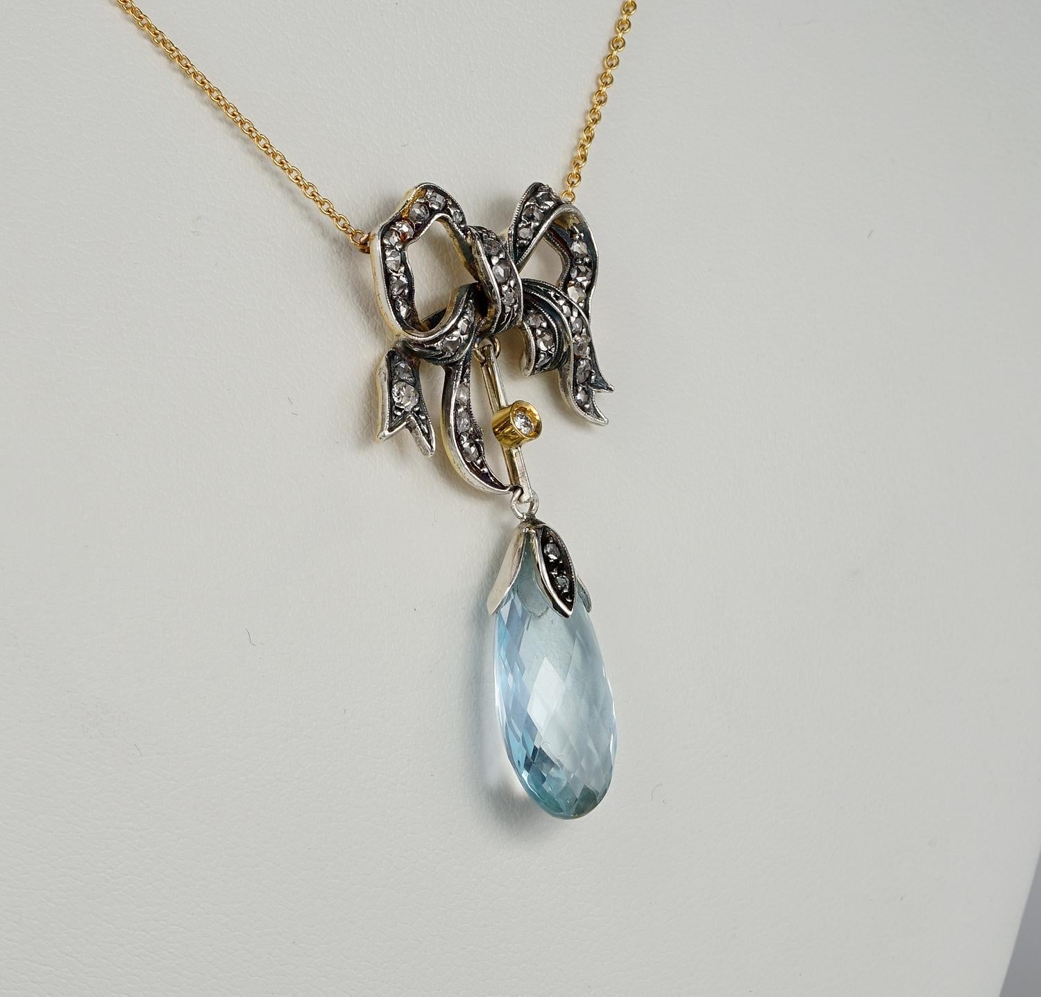 Gorgeous Victorian 10.30 Carat Natural Aquamarine Diamond Bow Necklace In Good Condition In Napoli, IT