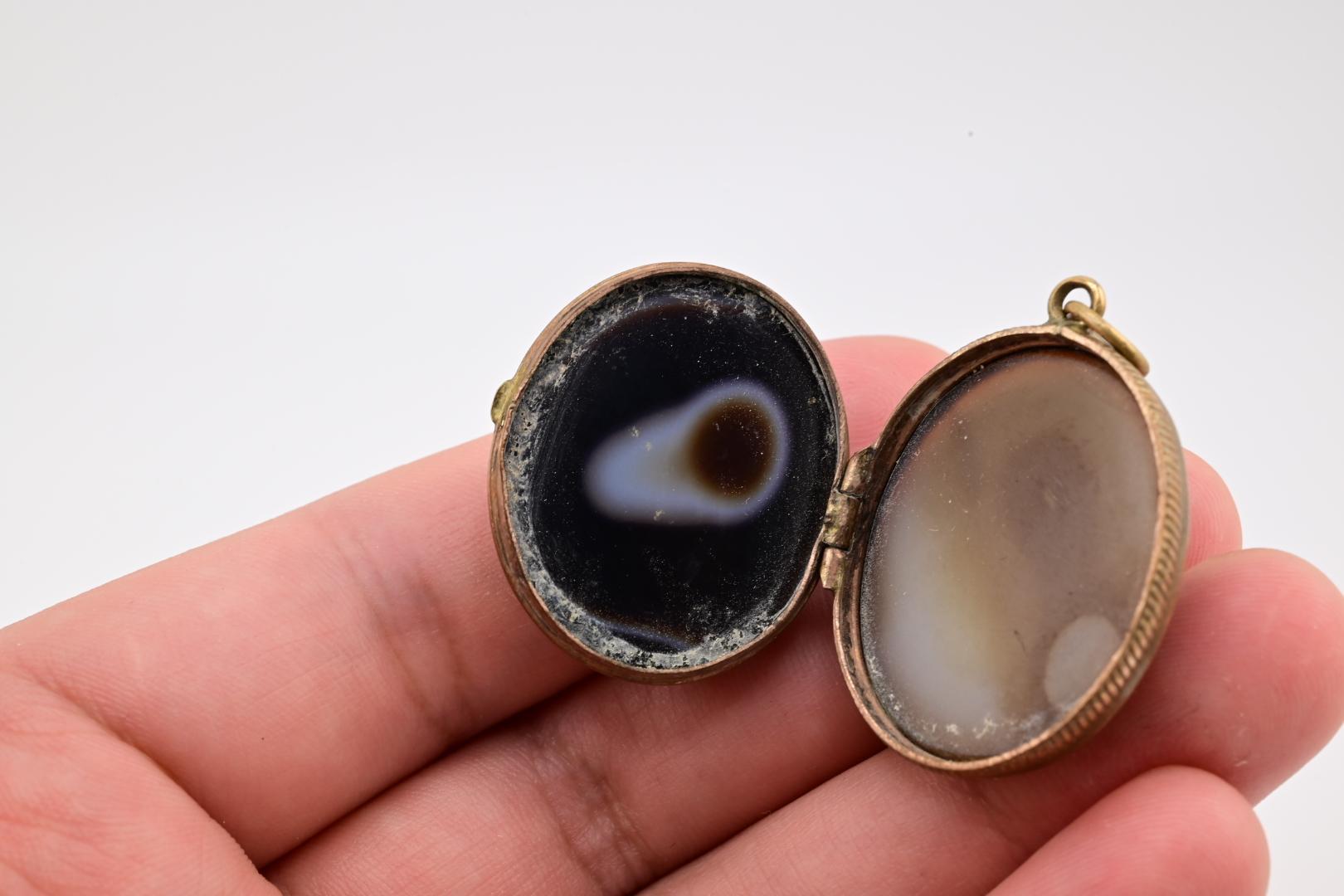 Gorgeous Victorian Period Agate Bullseye Locket In Good Condition In Media, PA