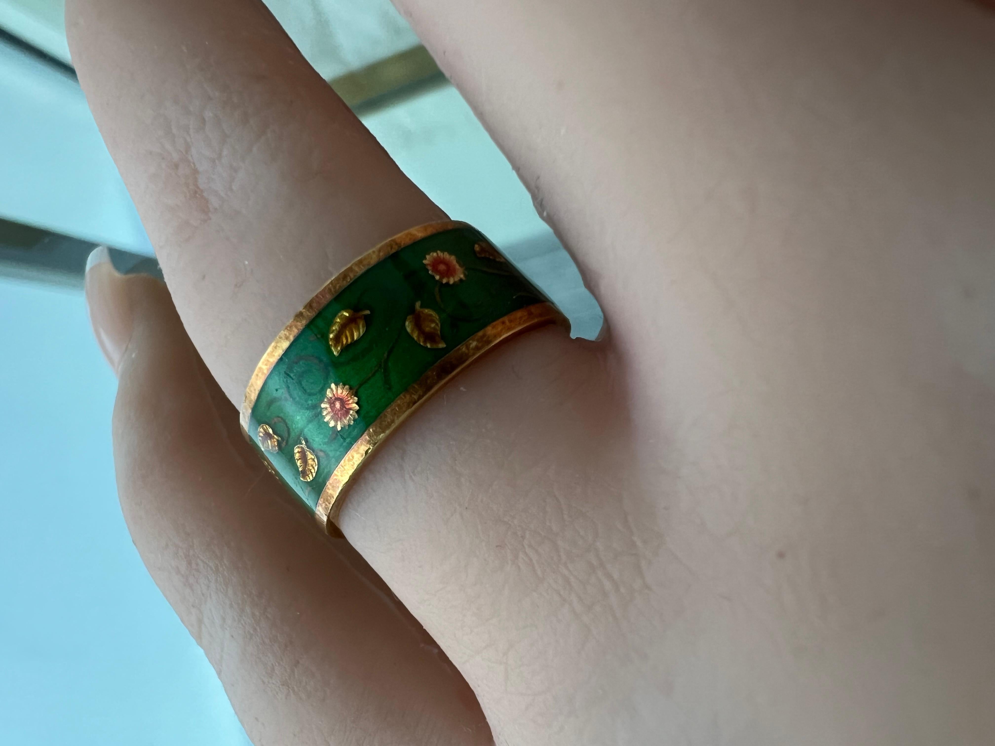 Women's or Men's Gorgeous Vintage 18K Yellow Gold Green Leafy Enamel Band Ring. For Sale