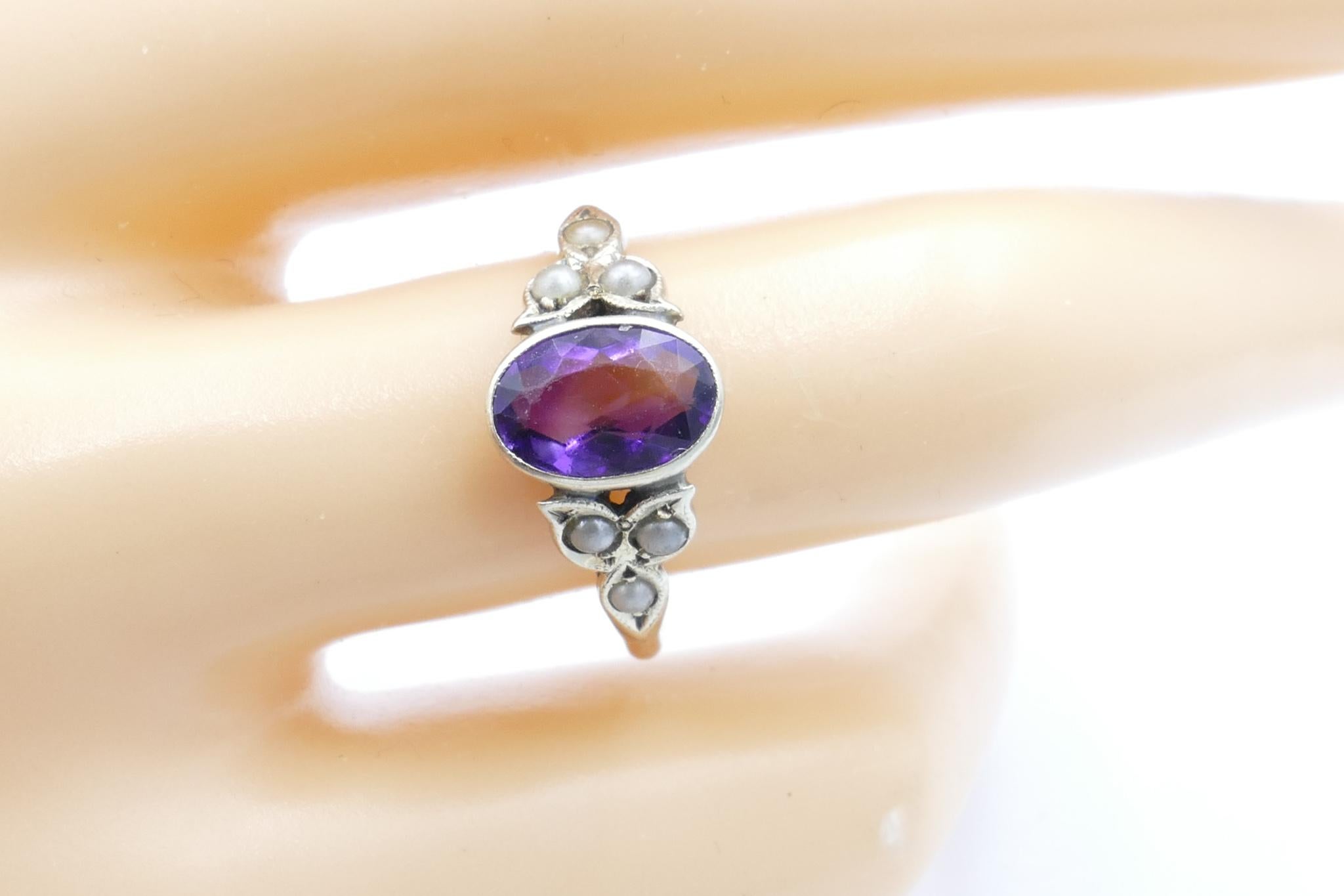 Gorgeous Vintage Amethyst & Seed Pearl Dress Ring In Good Condition For Sale In Splitter's Creek, NSW