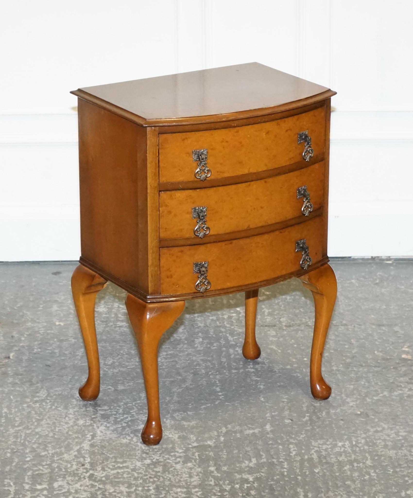 Antiquités de Londres



Nous sommes ravis d'offrir à la vente cette charmante table de chevet en ronce de noyer avec pieds Queen Anne. 

Une table solide et bien fabriquée, avec quelques traces d'usure dues à une utilisation honnête.

Veuillez