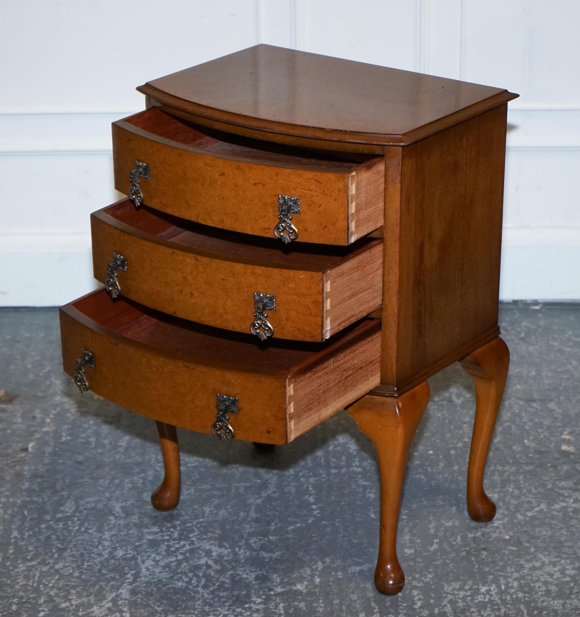 Britannique Magnifique table d'appoint QUEEN ANNE LEGS style art déco en vente