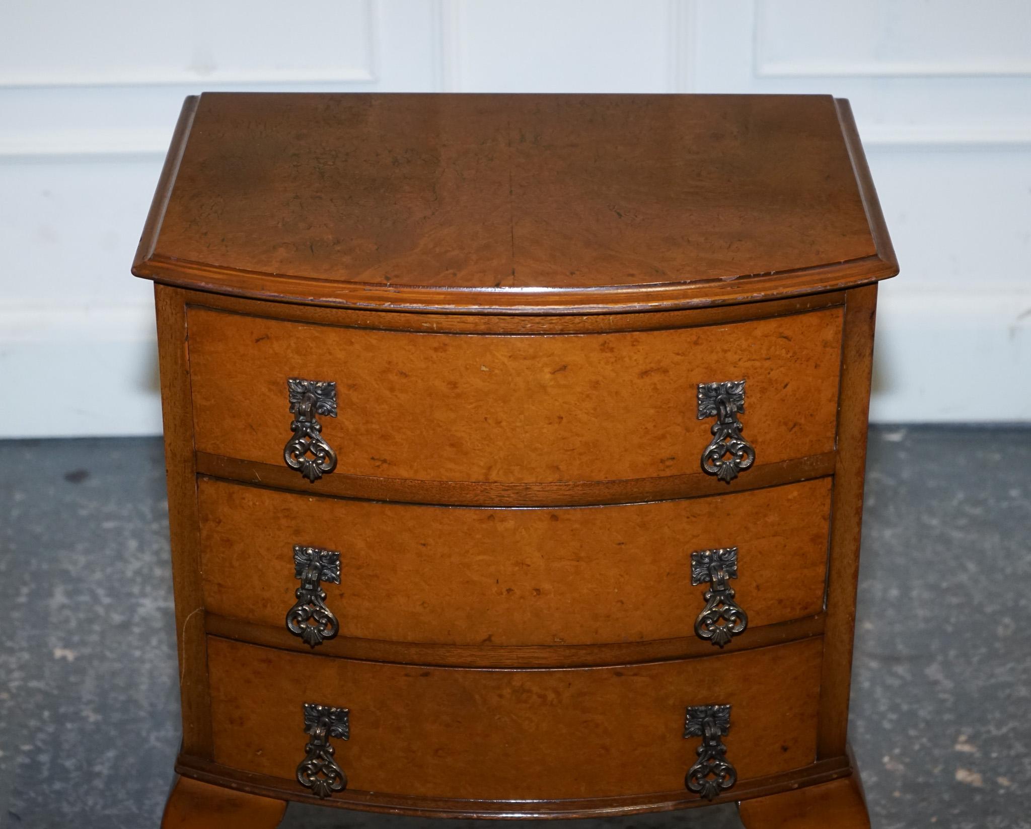 20ième siècle Magnifique table d'appoint QUEEN ANNE LEGS style art déco en vente