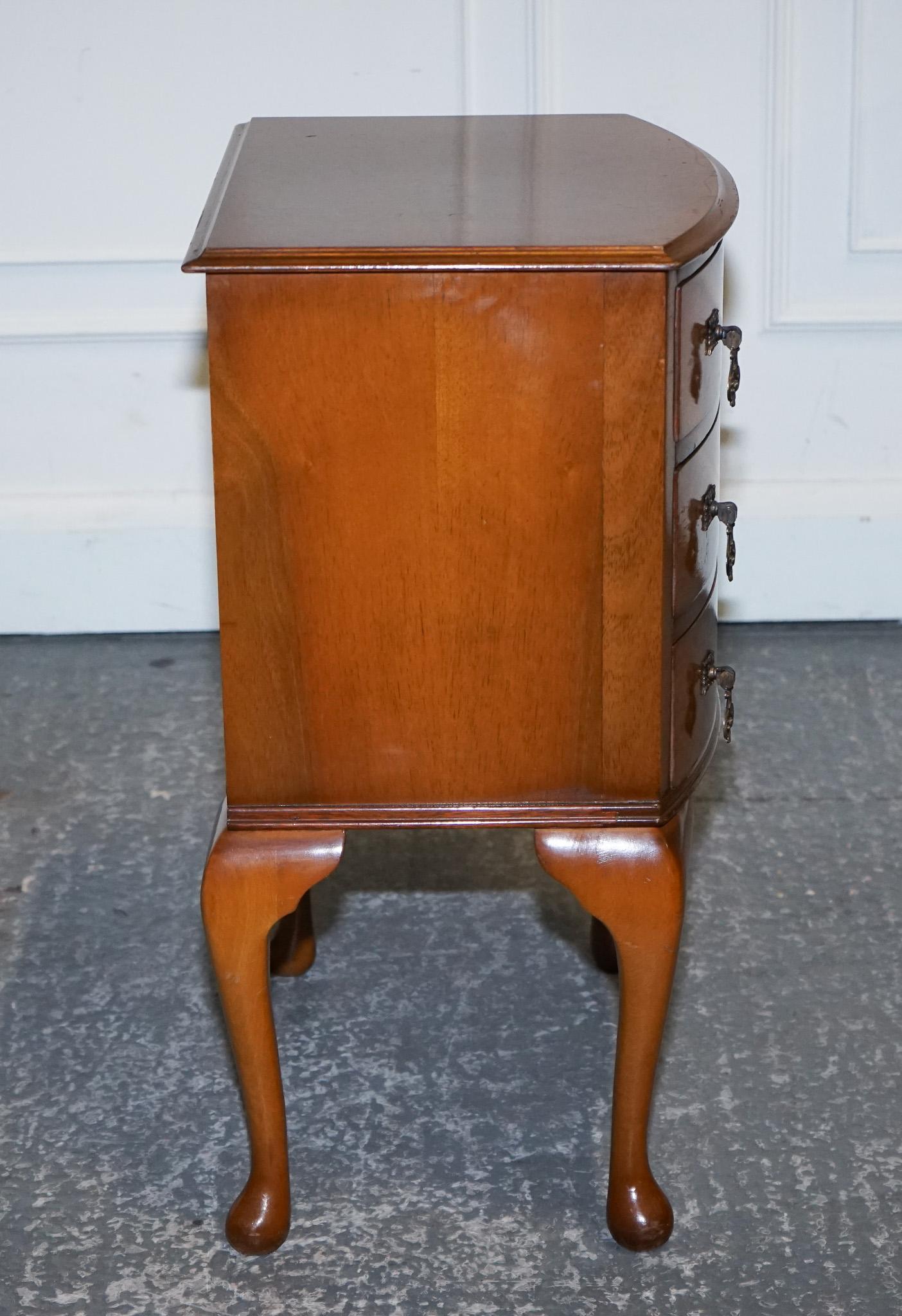 Noyer Magnifique table d'appoint QUEEN ANNE LEGS style art déco en vente
