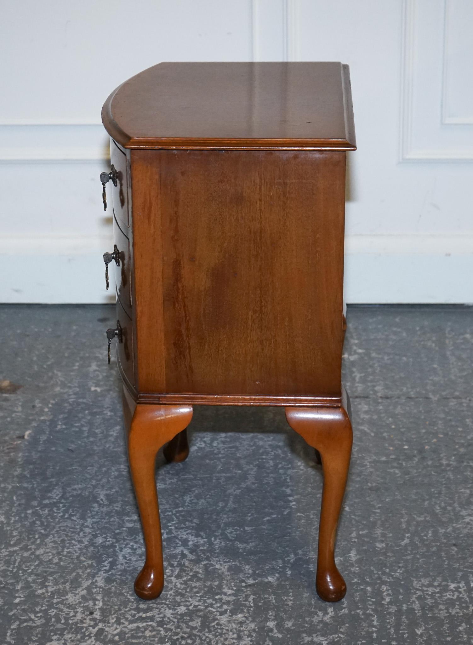 Magnifique table d'appoint QUEEN ANNE LEGS style art déco en vente 1