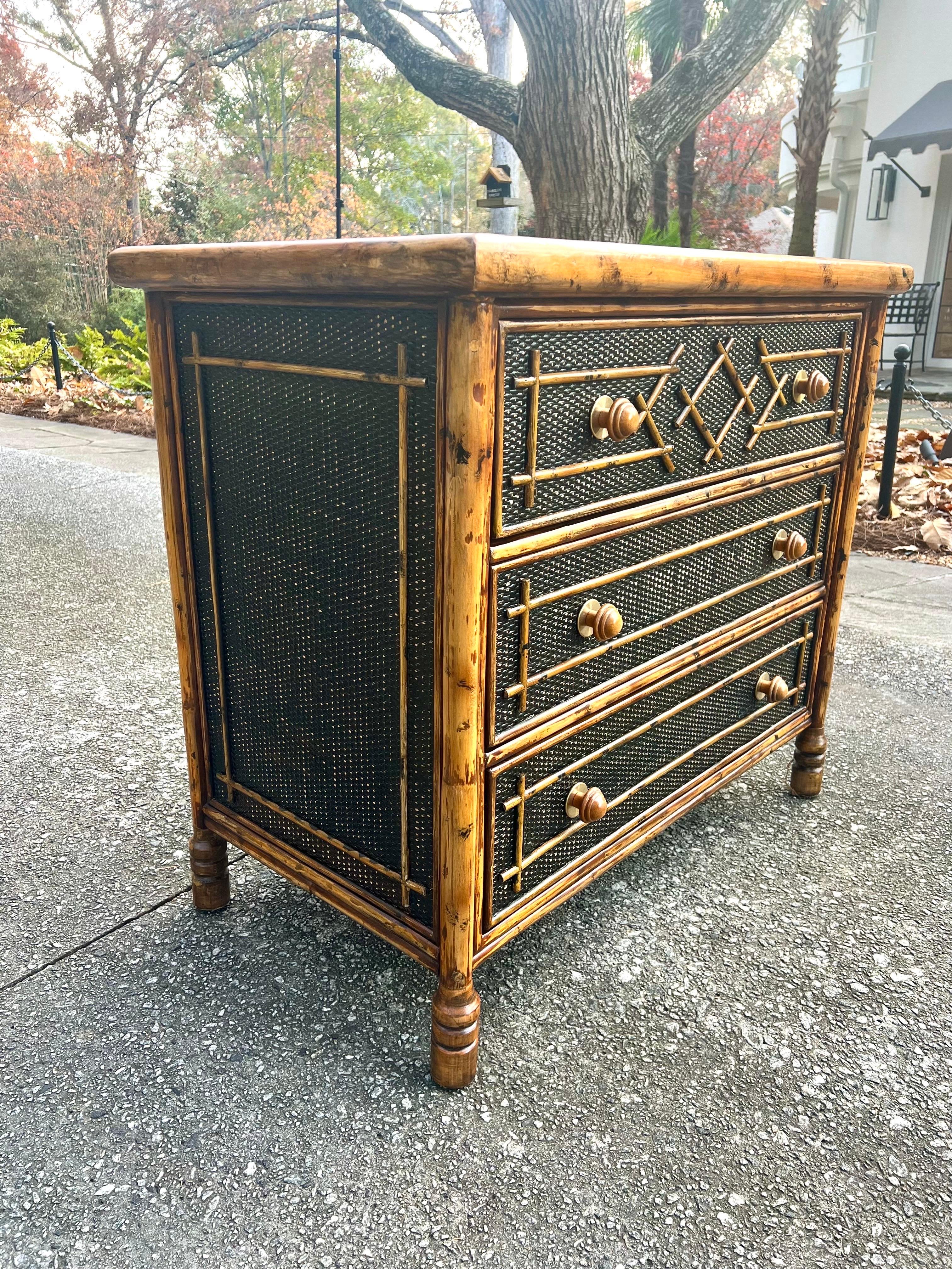 Splendida cassapanca di bambù in rattan British Colonial d'epoca - Coppia disponibile in vendita 3