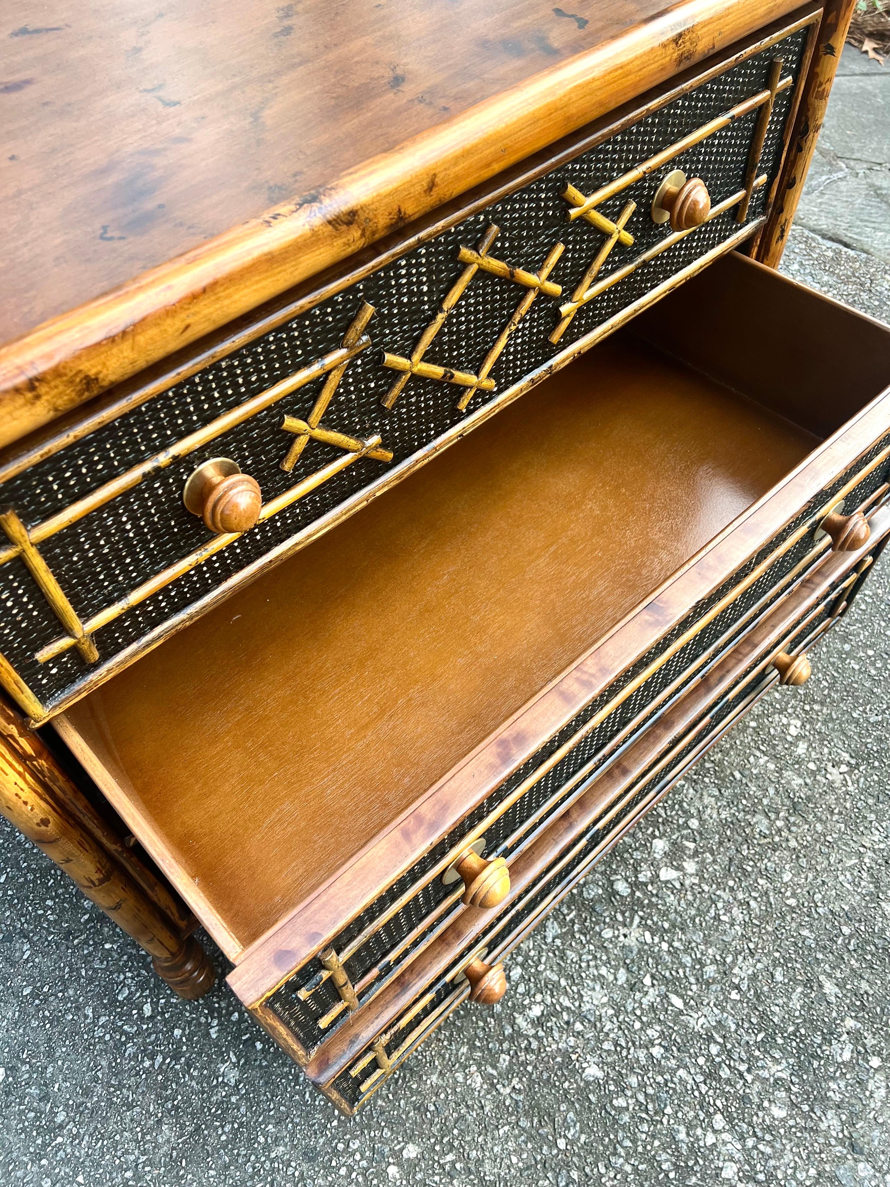 Splendida cassapanca di bambù in rattan British Colonial d'epoca - Coppia disponibile in vendita 4