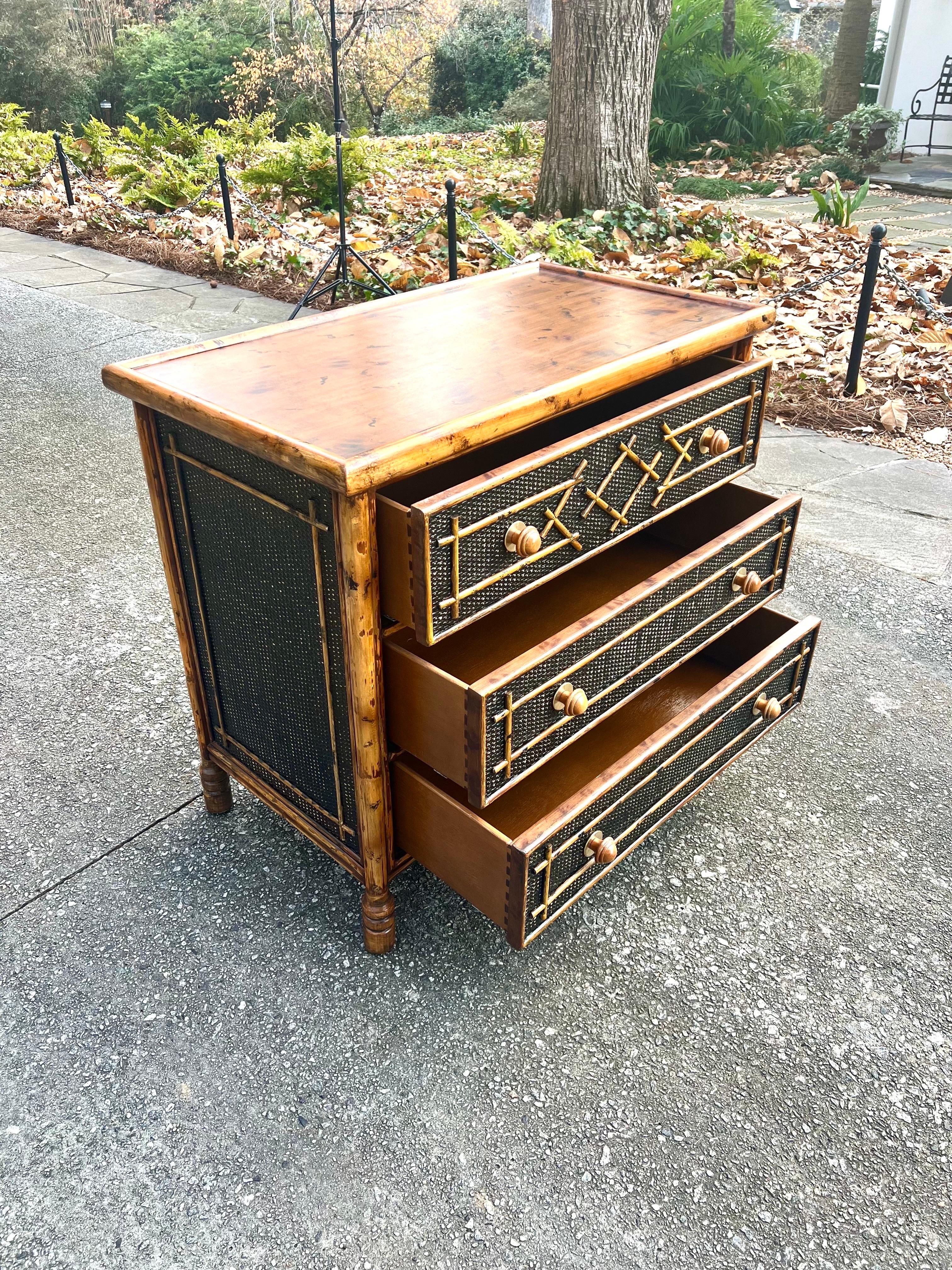 Splendida cassapanca di bambù in rattan British Colonial d'epoca - Coppia disponibile in vendita 5