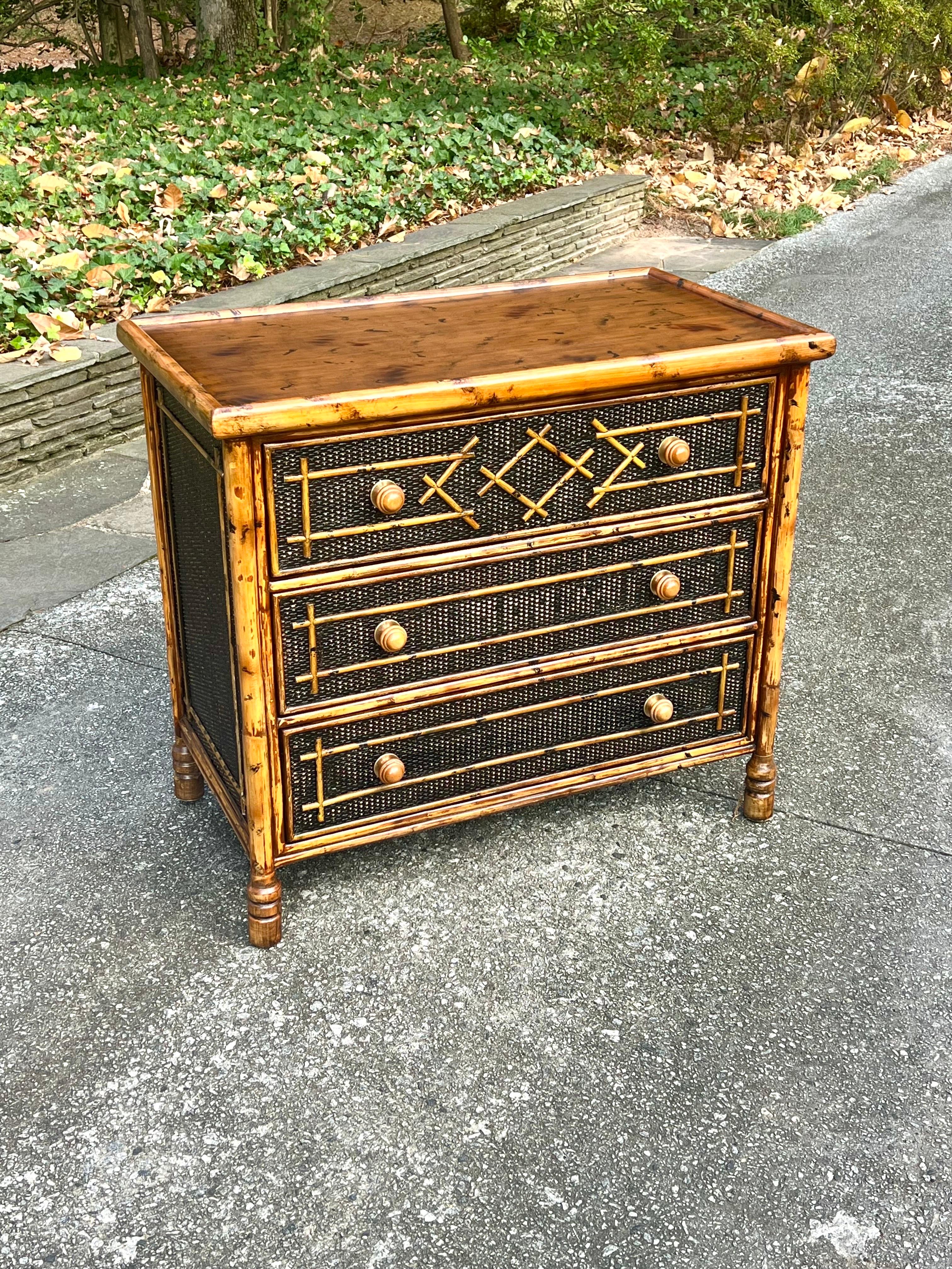 Splendida cassapanca di bambù in rattan British Colonial d'epoca - Coppia disponibile in vendita 6