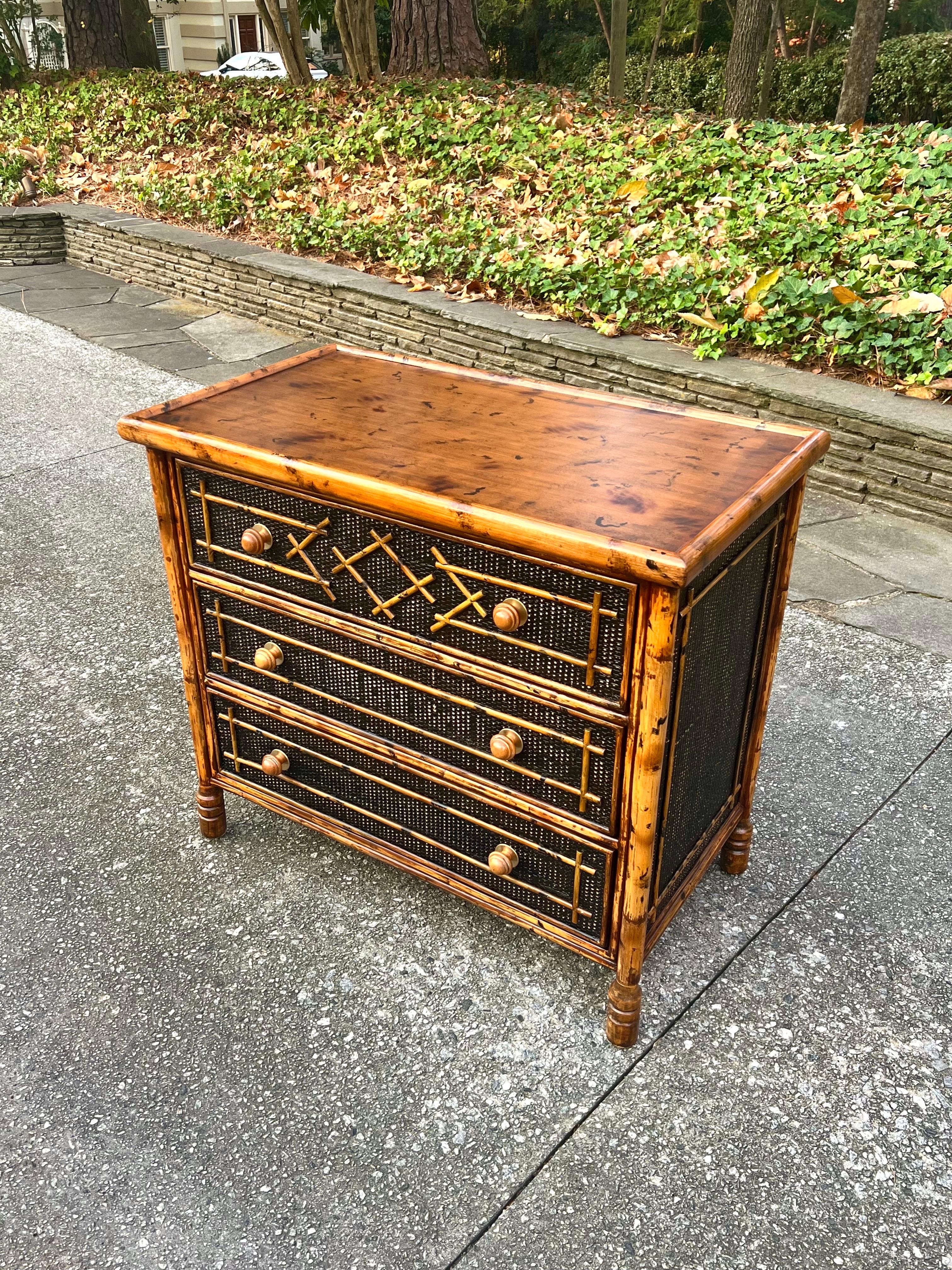 Americano Splendida cassapanca di bambù in rattan British Colonial d'epoca - Coppia disponibile in vendita