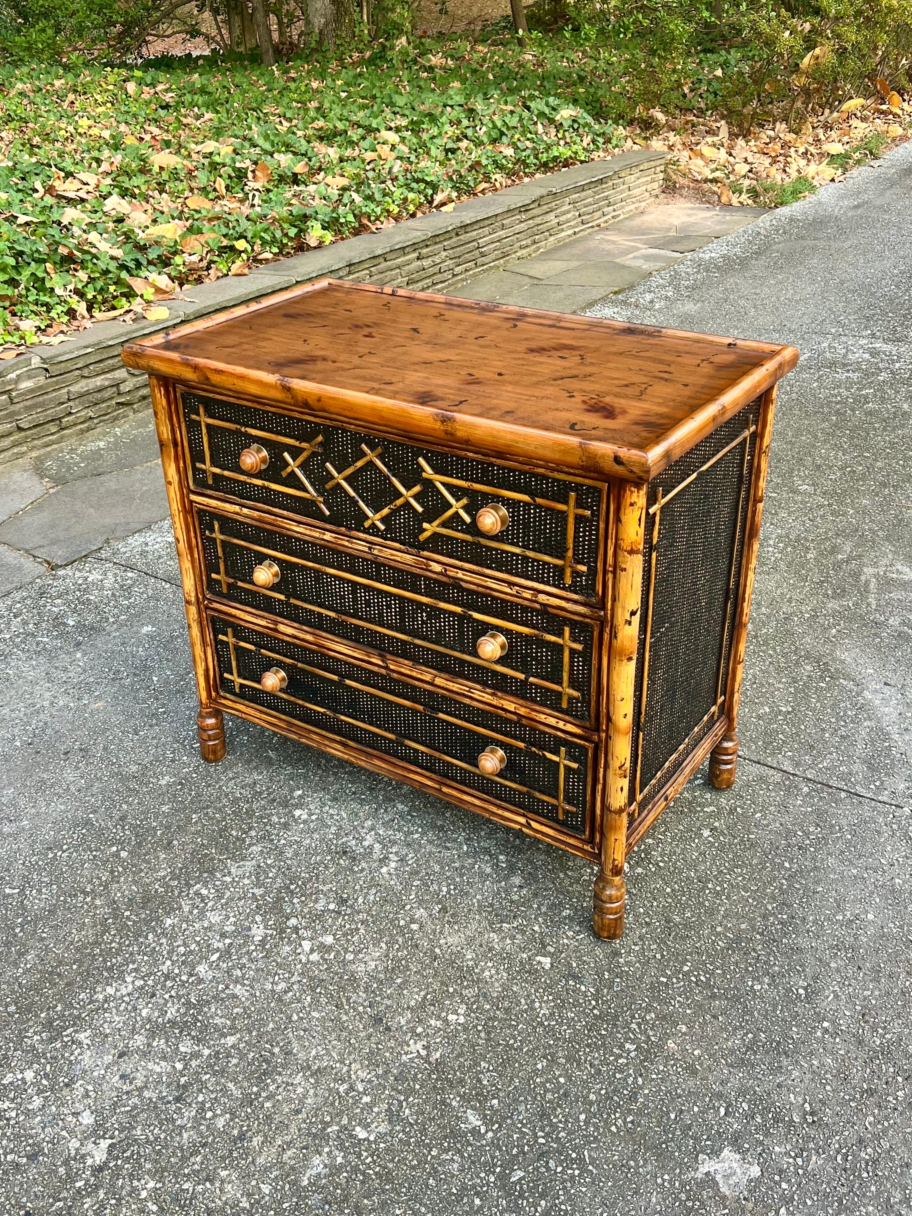 Splendida cassapanca di bambù in rattan British Colonial d'epoca - Coppia disponibile In condizioni ottime in vendita a Atlanta, GA