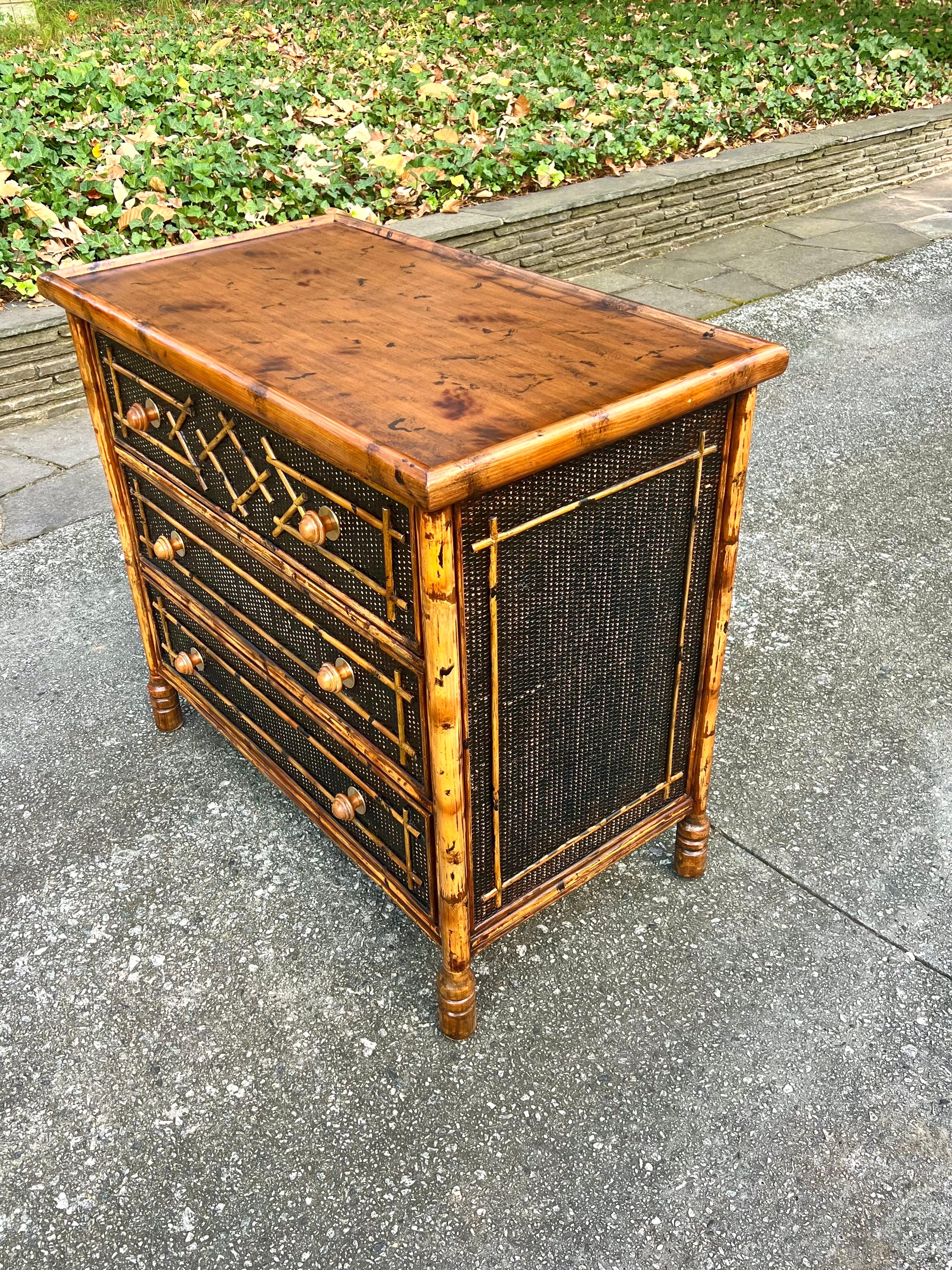 Fine XX secolo Splendida cassapanca di bambù in rattan British Colonial d'epoca - Coppia disponibile in vendita