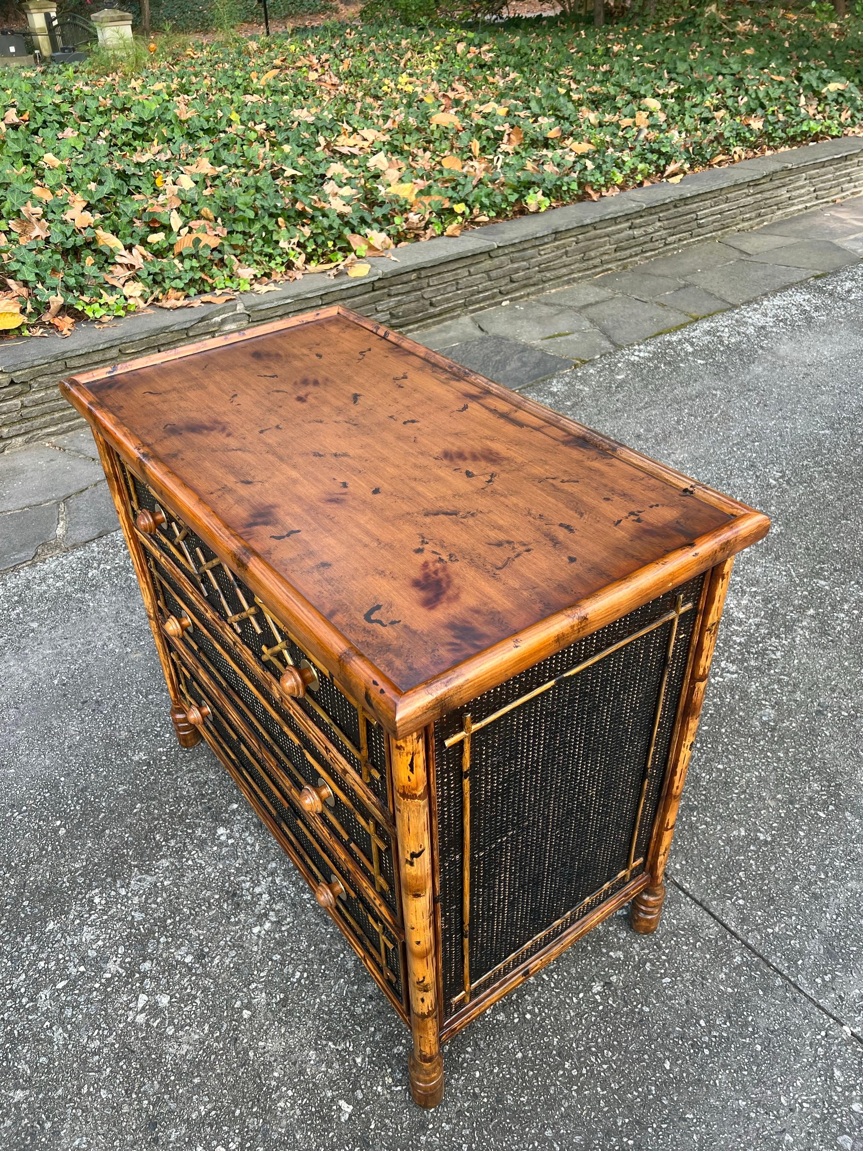 Ottone Splendida cassapanca di bambù in rattan British Colonial d'epoca - Coppia disponibile in vendita