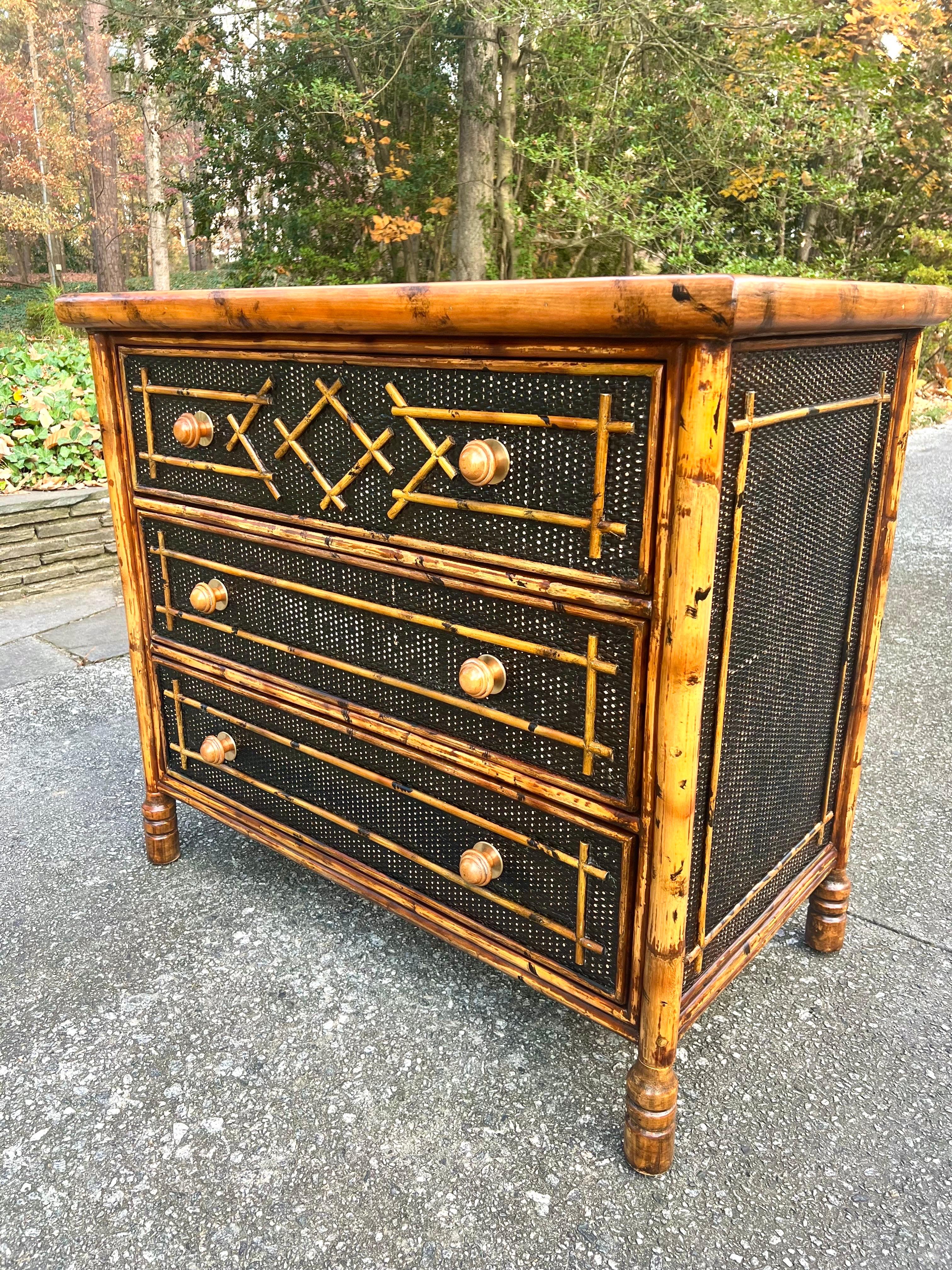 Splendida cassapanca di bambù in rattan British Colonial d'epoca - Coppia disponibile in vendita 1