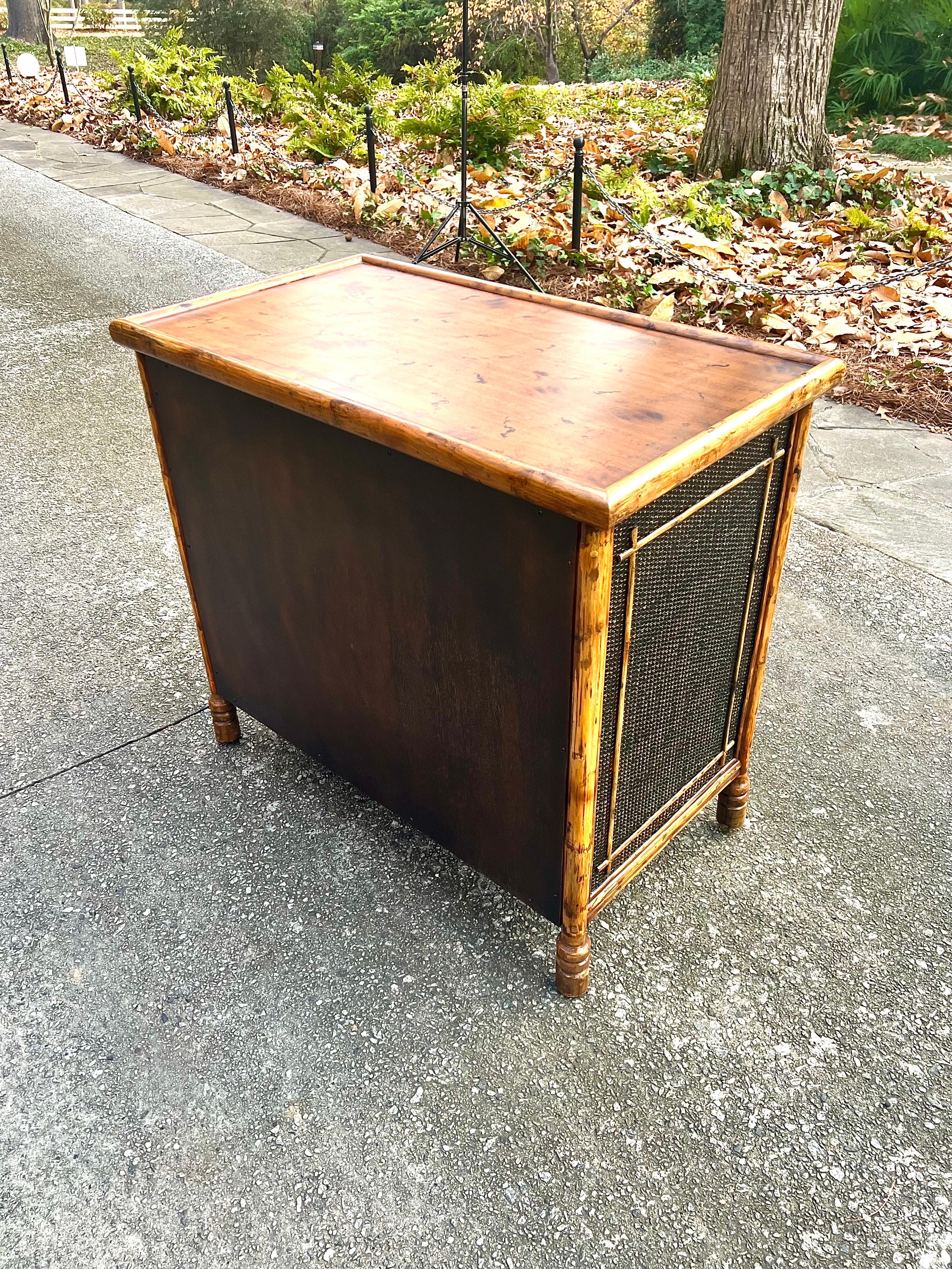 Splendida cassapanca di bambù in rattan British Colonial d'epoca - Coppia disponibile in vendita 2