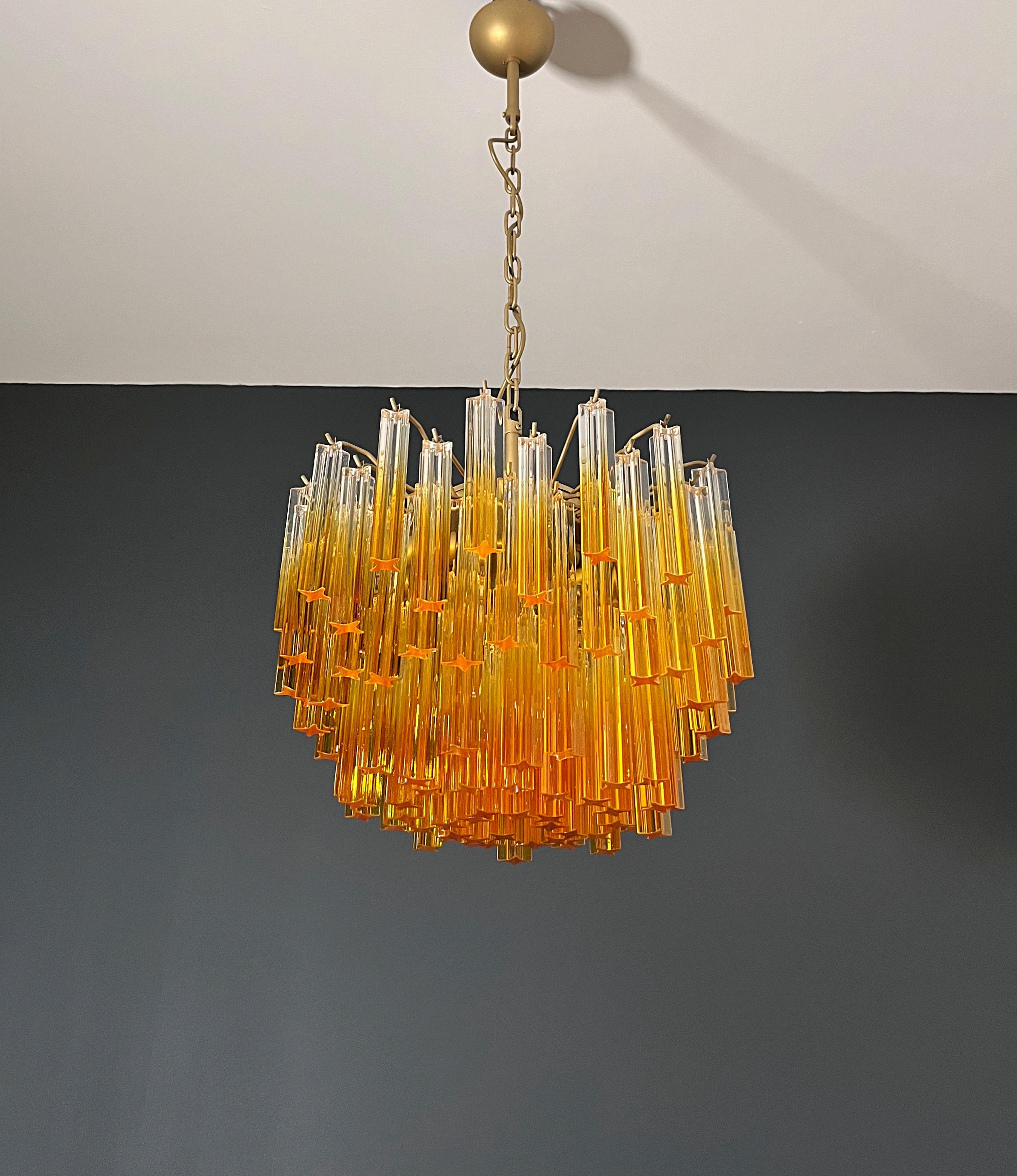 Gorgeous vintage chandelier – 107 quadriedri amber shade - GOLD METAL FRAME in vendita 2