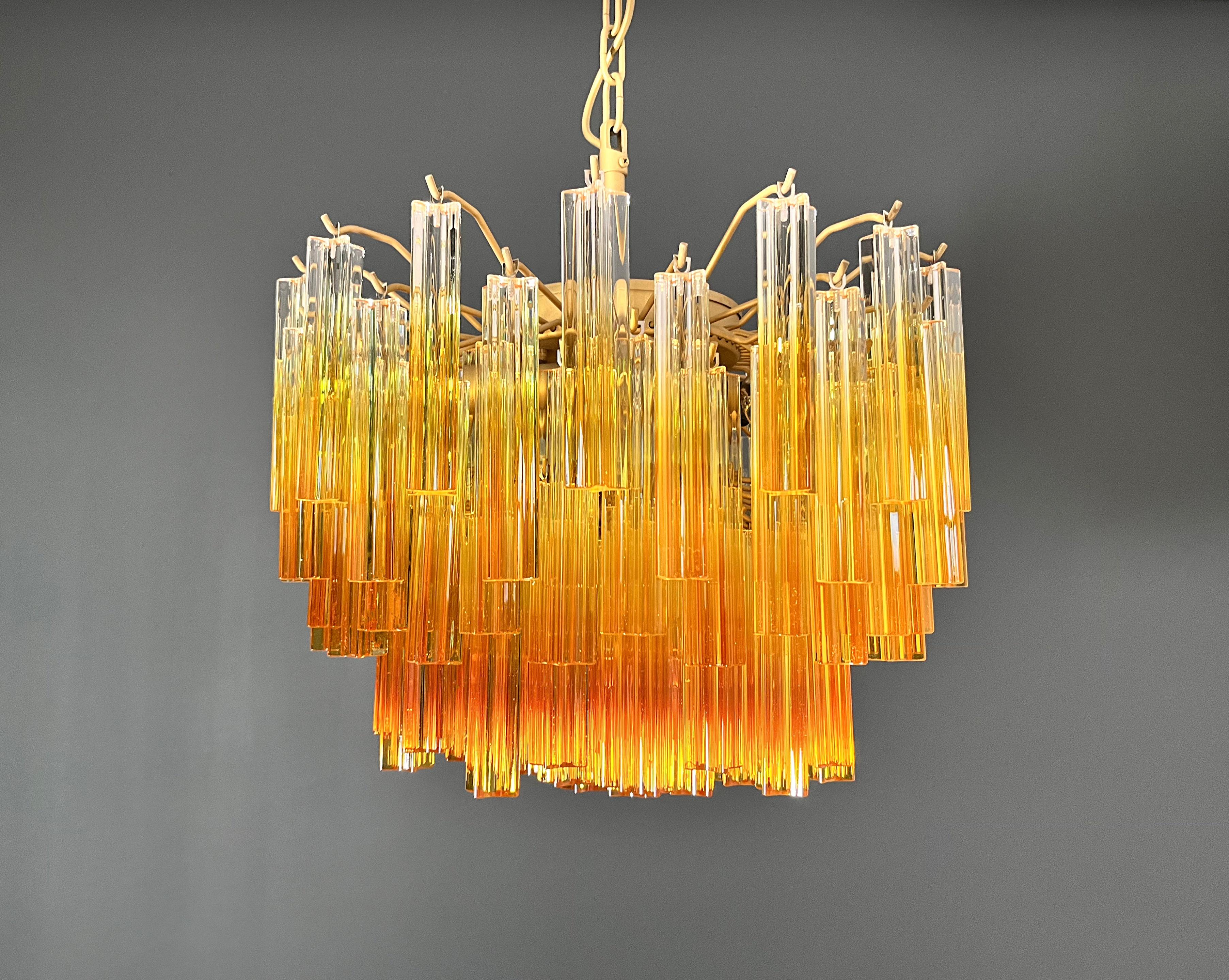 Gorgeous vintage chandelier – 107 quadriedri amber shade - GOLD METAL FRAME in vendita 3