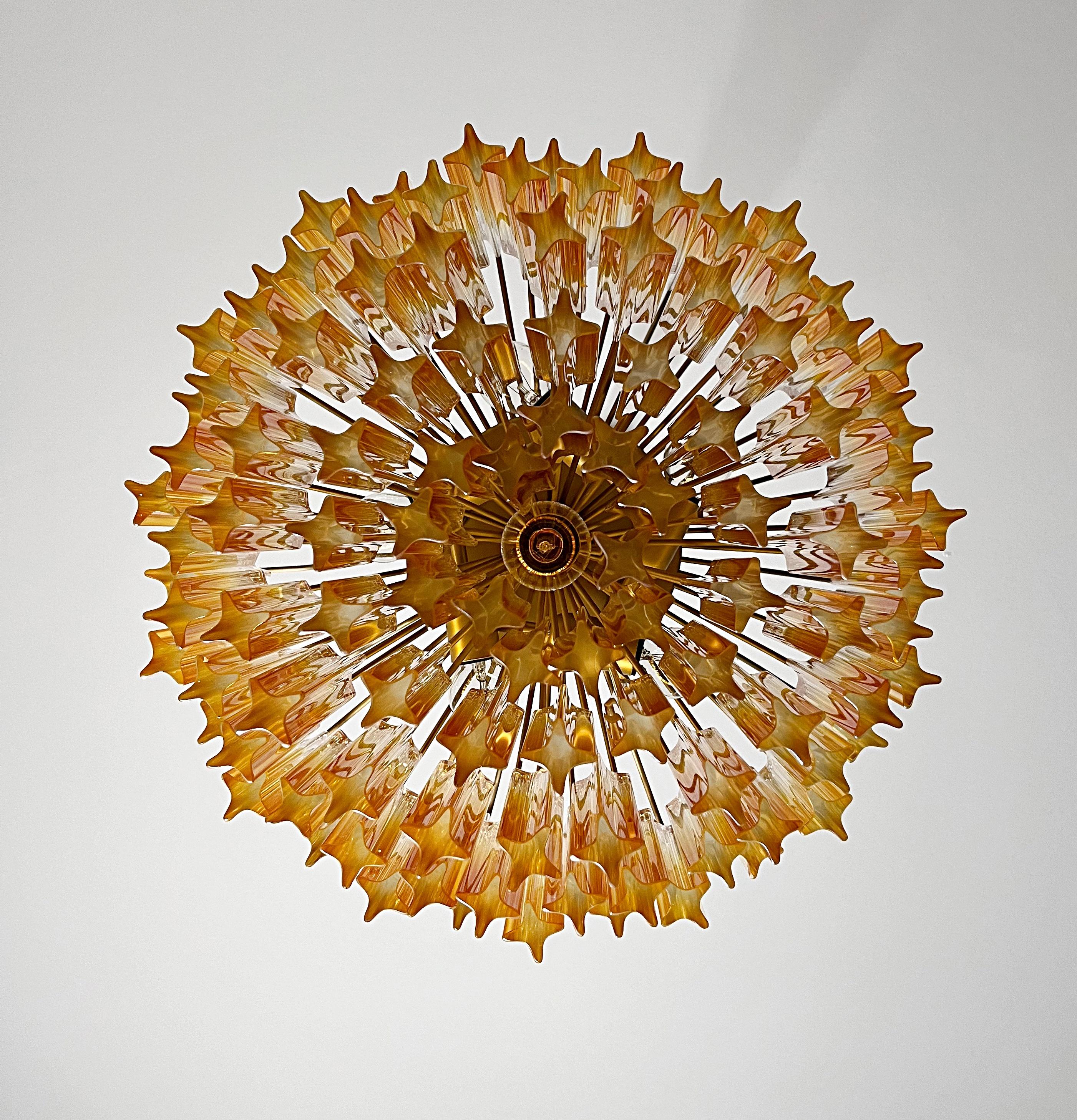 Gorgeous vintage chandelier – 107 quadriedri amber shade - GOLD METAL FRAME in vendita 4