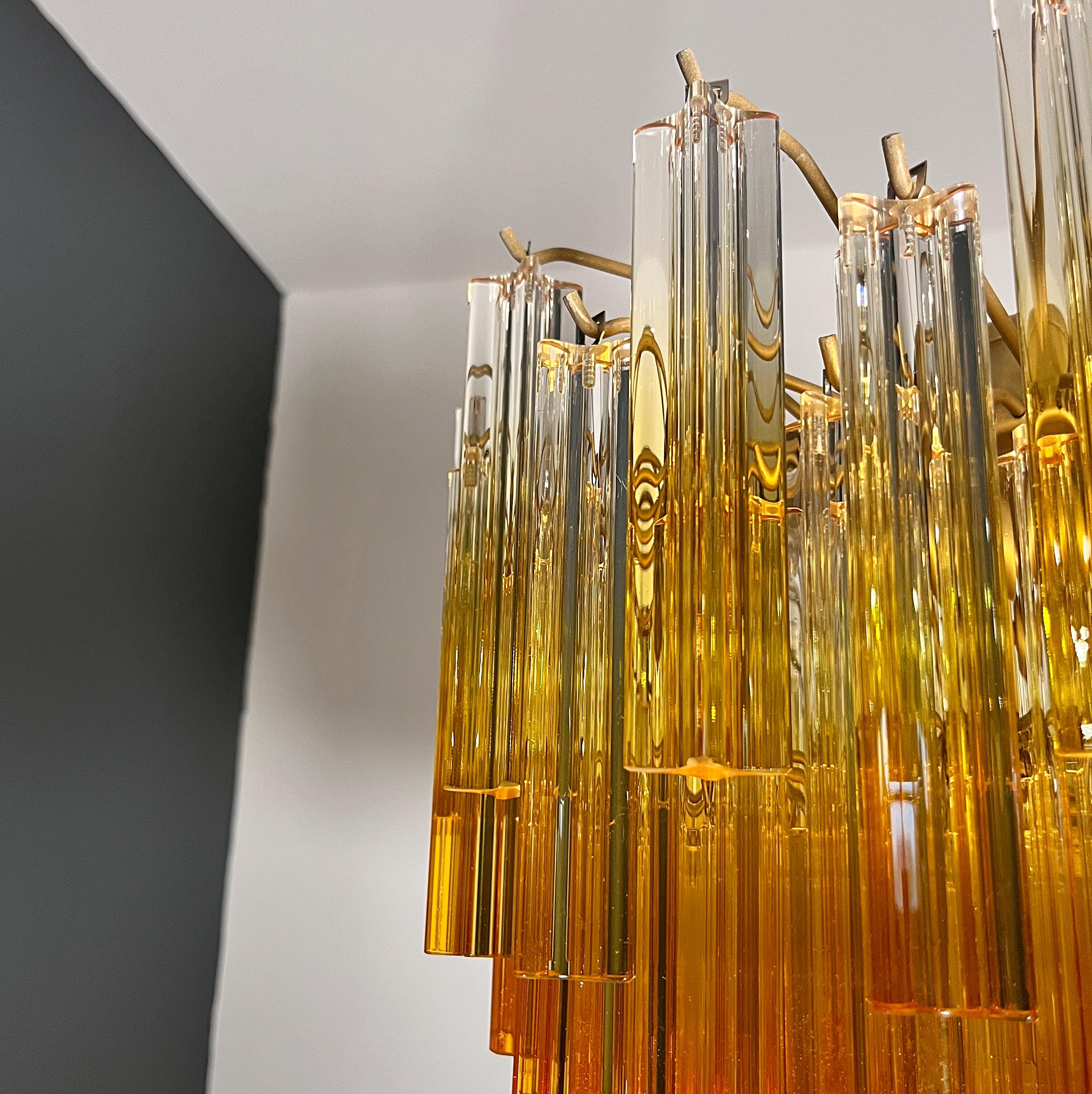 Gorgeous vintage chandelier – 107 quadriedri amber shade - GOLD METAL FRAME in vendita 5