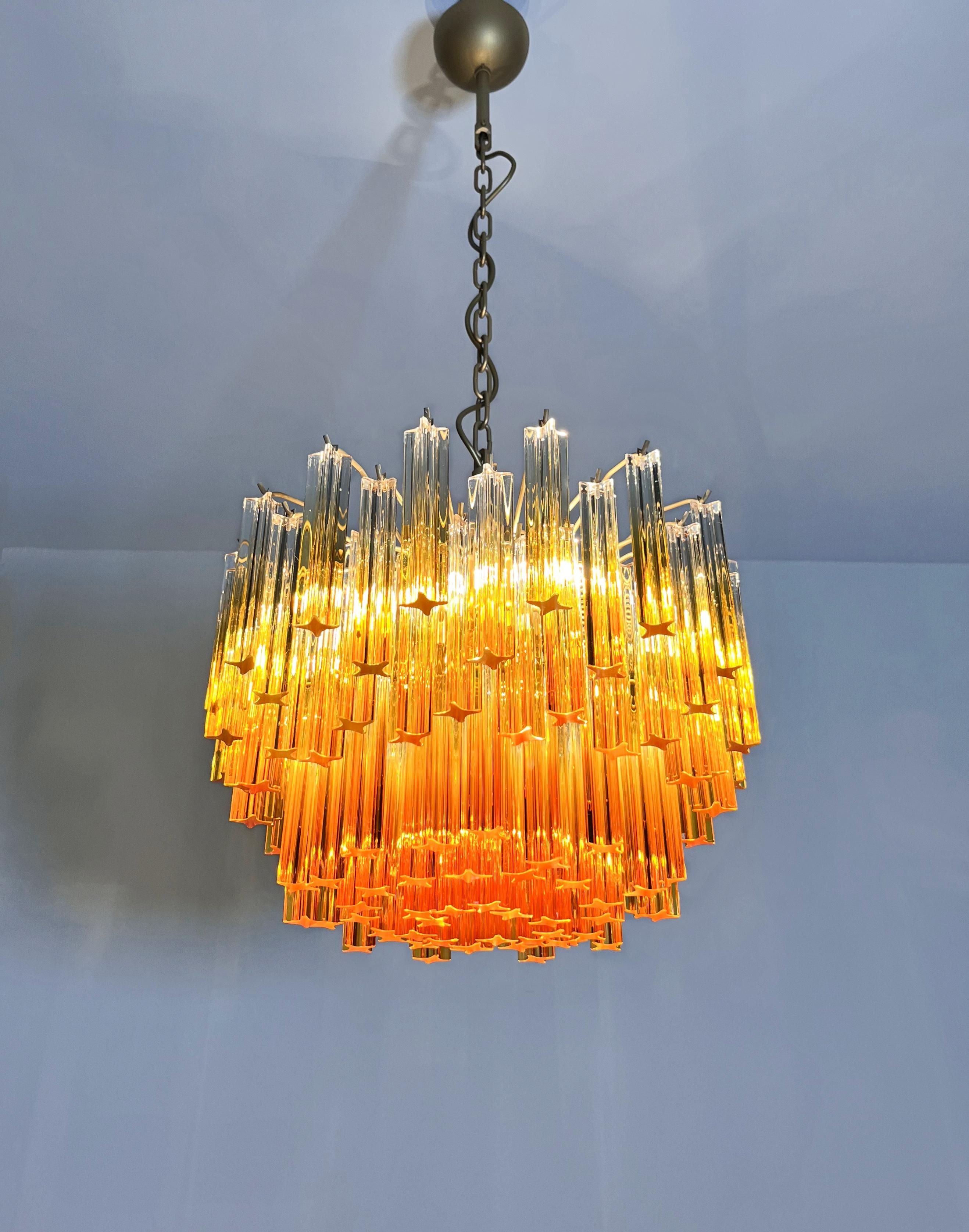 Gorgeous vintage chandelier – 107 quadriedri amber shade - GOLD METAL FRAME in vendita 8