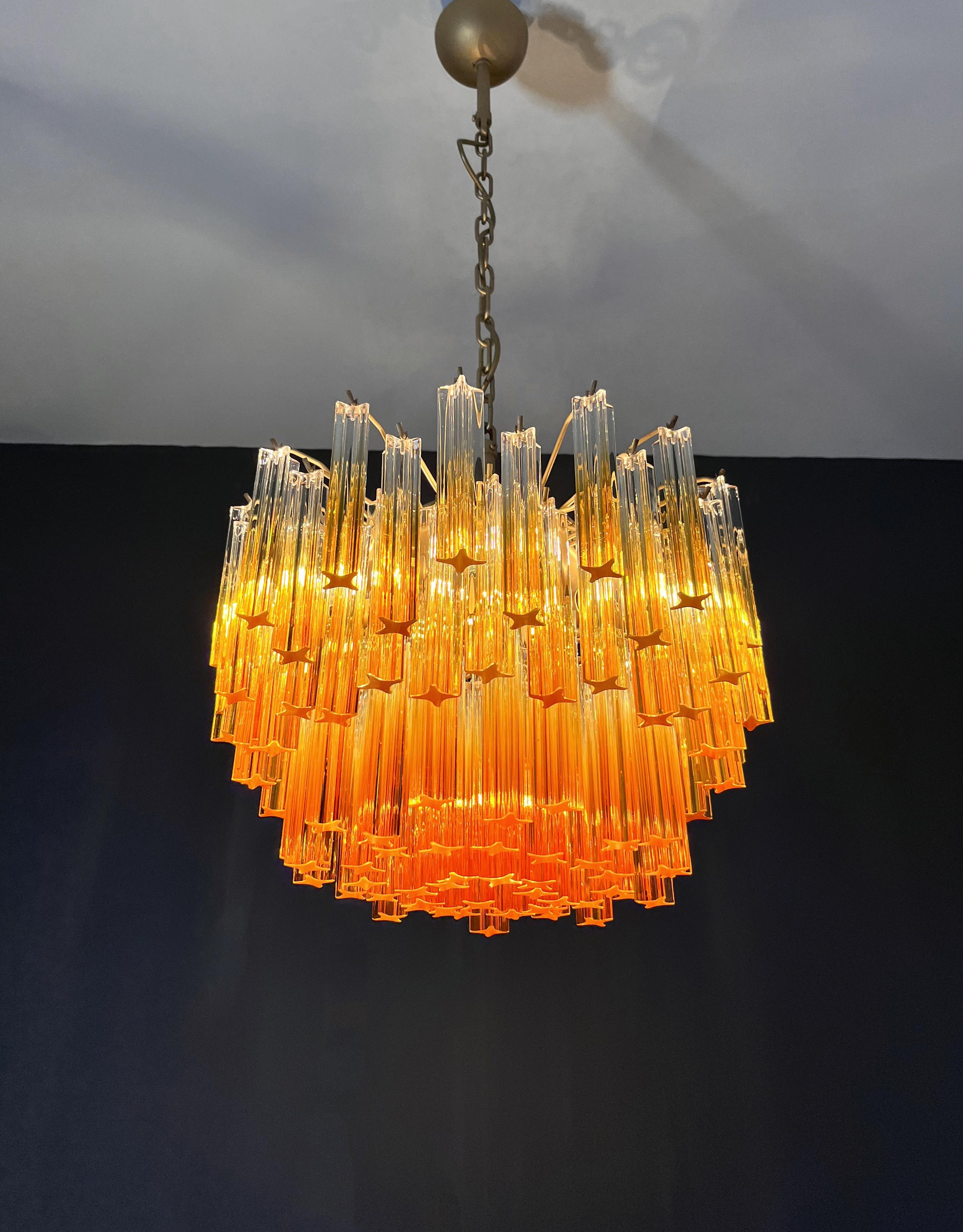 Gorgeous vintage chandelier – 107 quadriedri amber shade - GOLD METAL FRAME in vendita 9