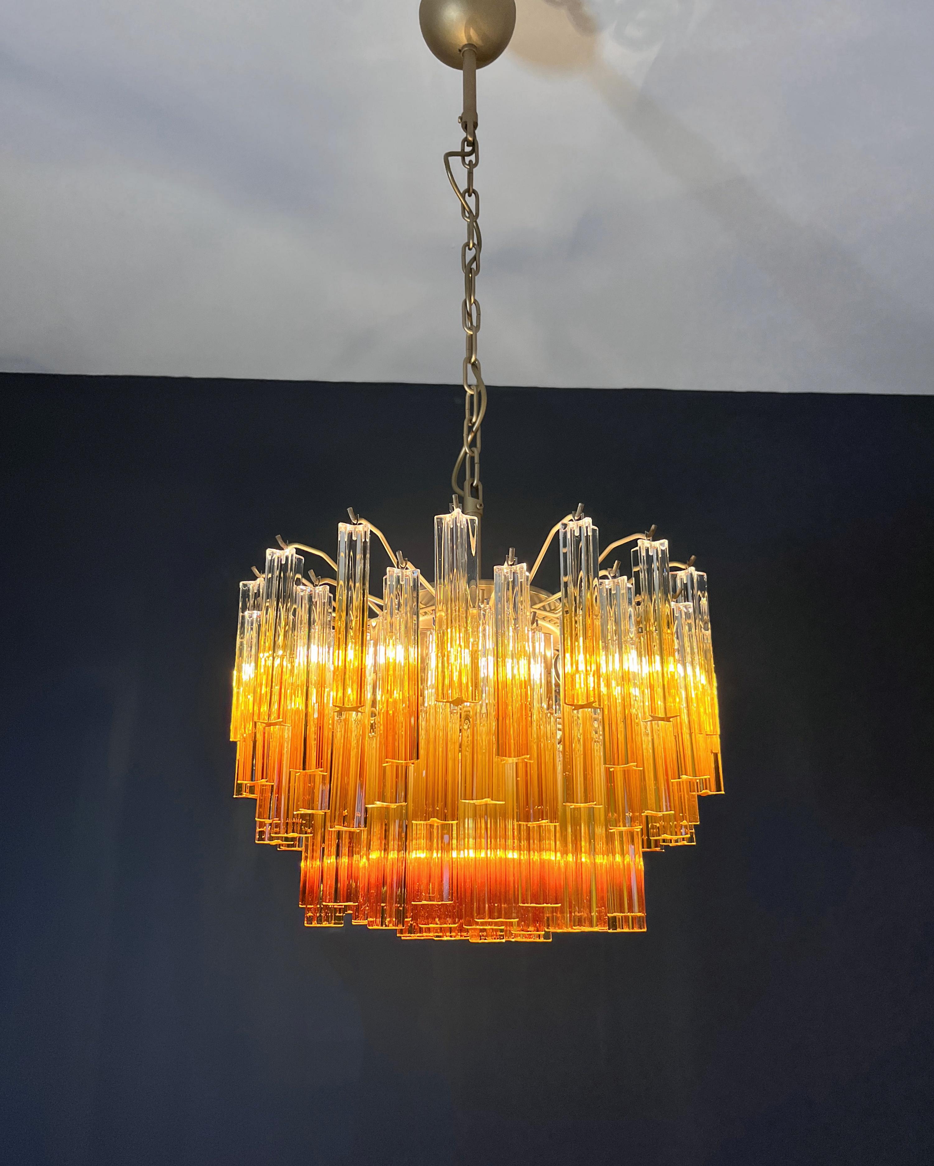 Gorgeous vintage chandelier – 107 quadriedri amber shade - GOLD METAL FRAME in vendita 10