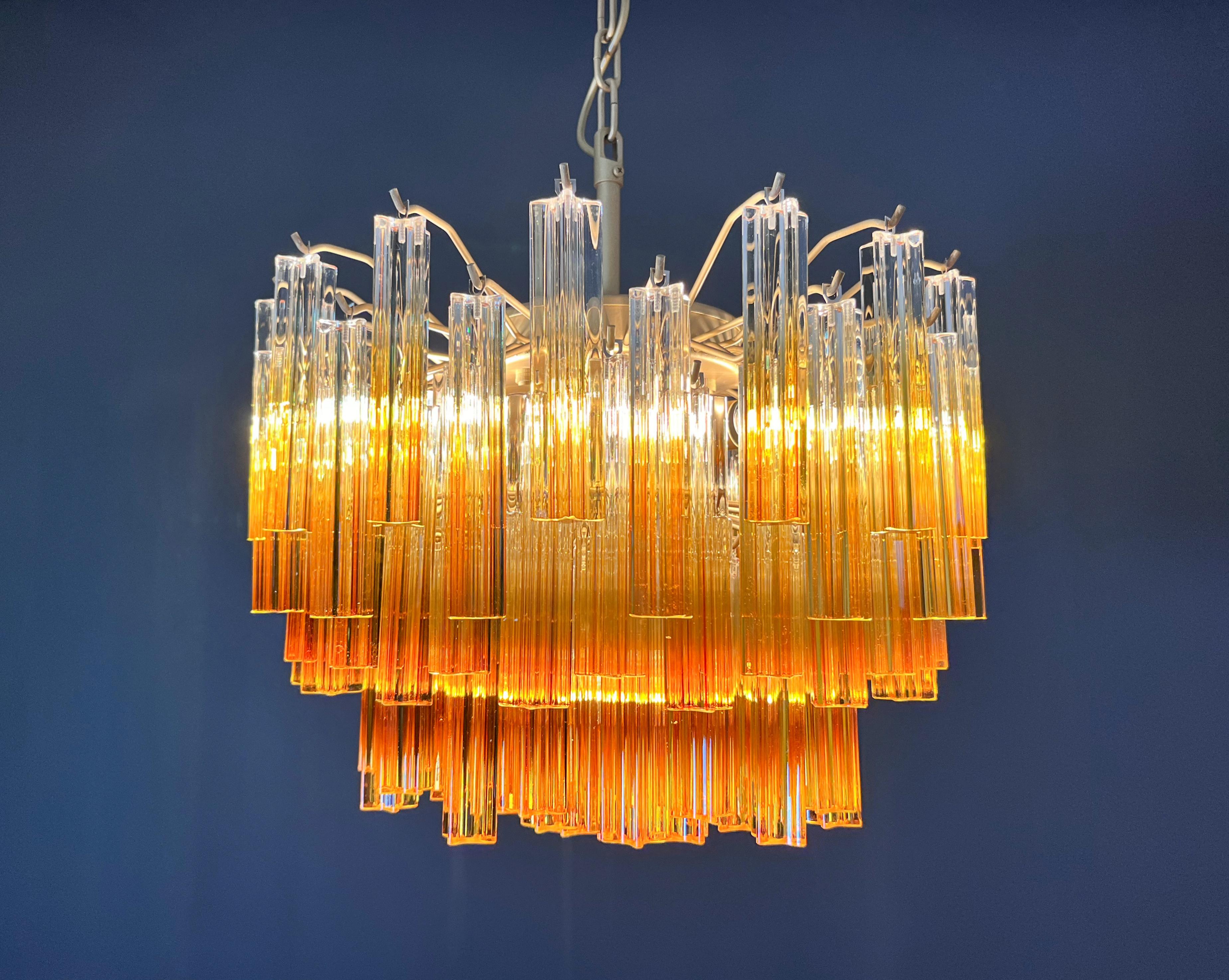 Gorgeous vintage chandelier – 107 quadriedri amber shade - GOLD METAL FRAME in vendita 11