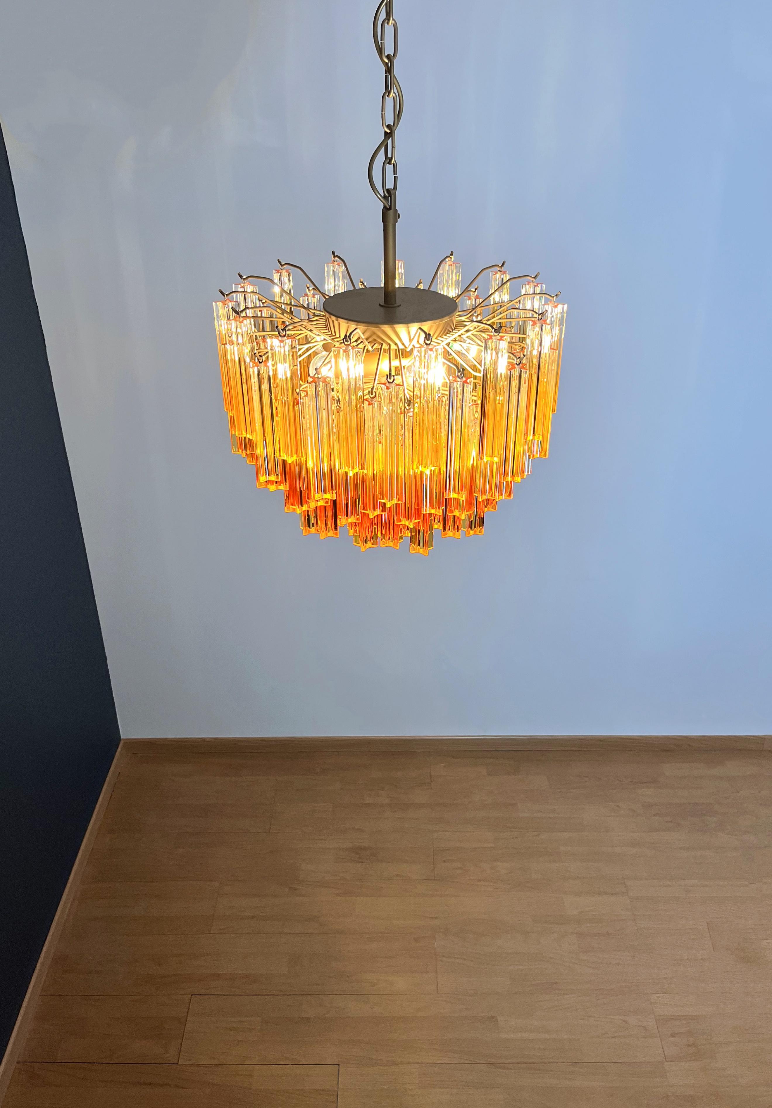 Gorgeous vintage chandelier – 107 quadriedri amber shade - GOLD METAL FRAME in vendita 12