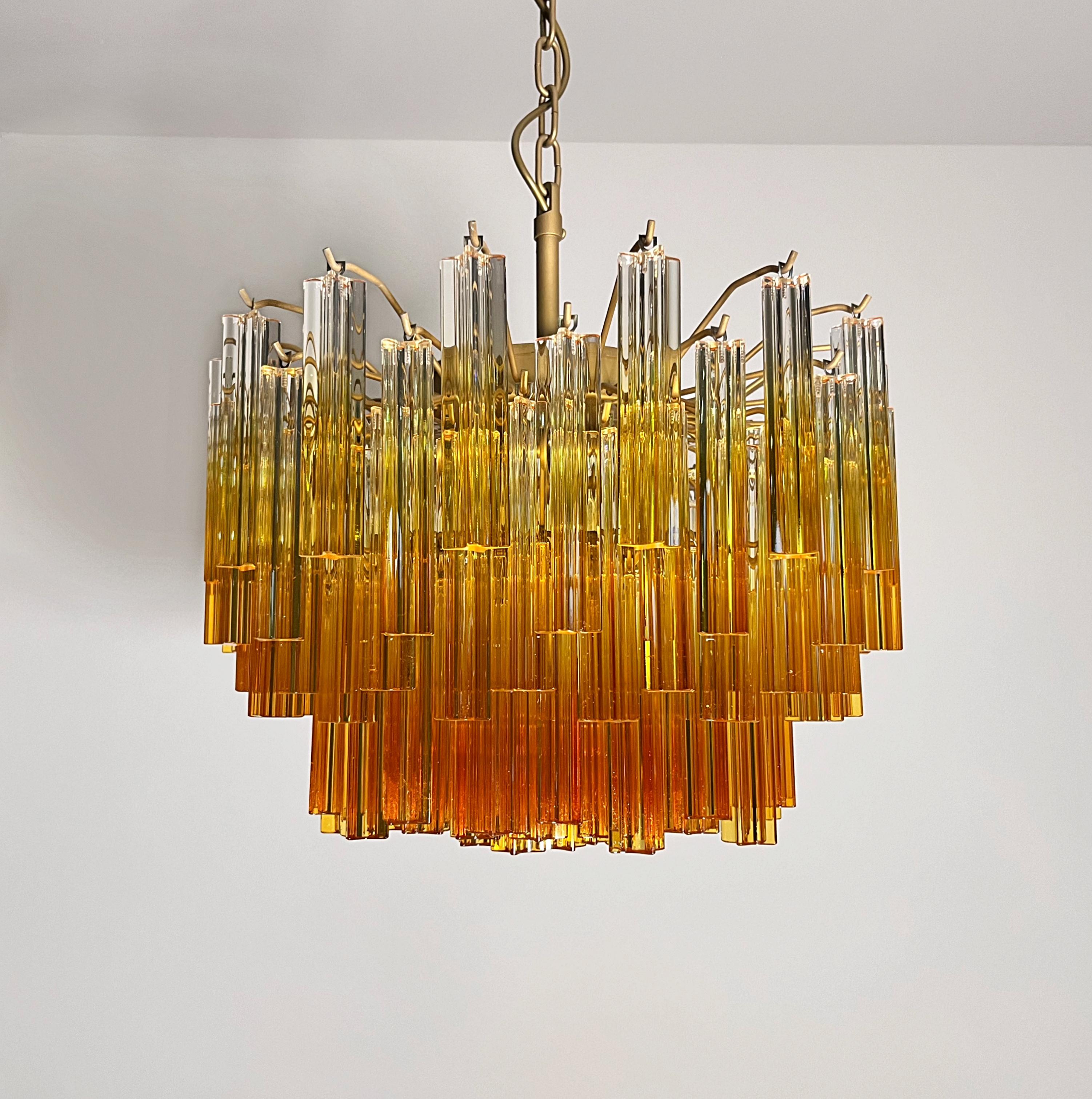 Italian Gorgeous vintage chandelier – 107 quadriedri amber shade - GOLD METAL FRAME in vendita