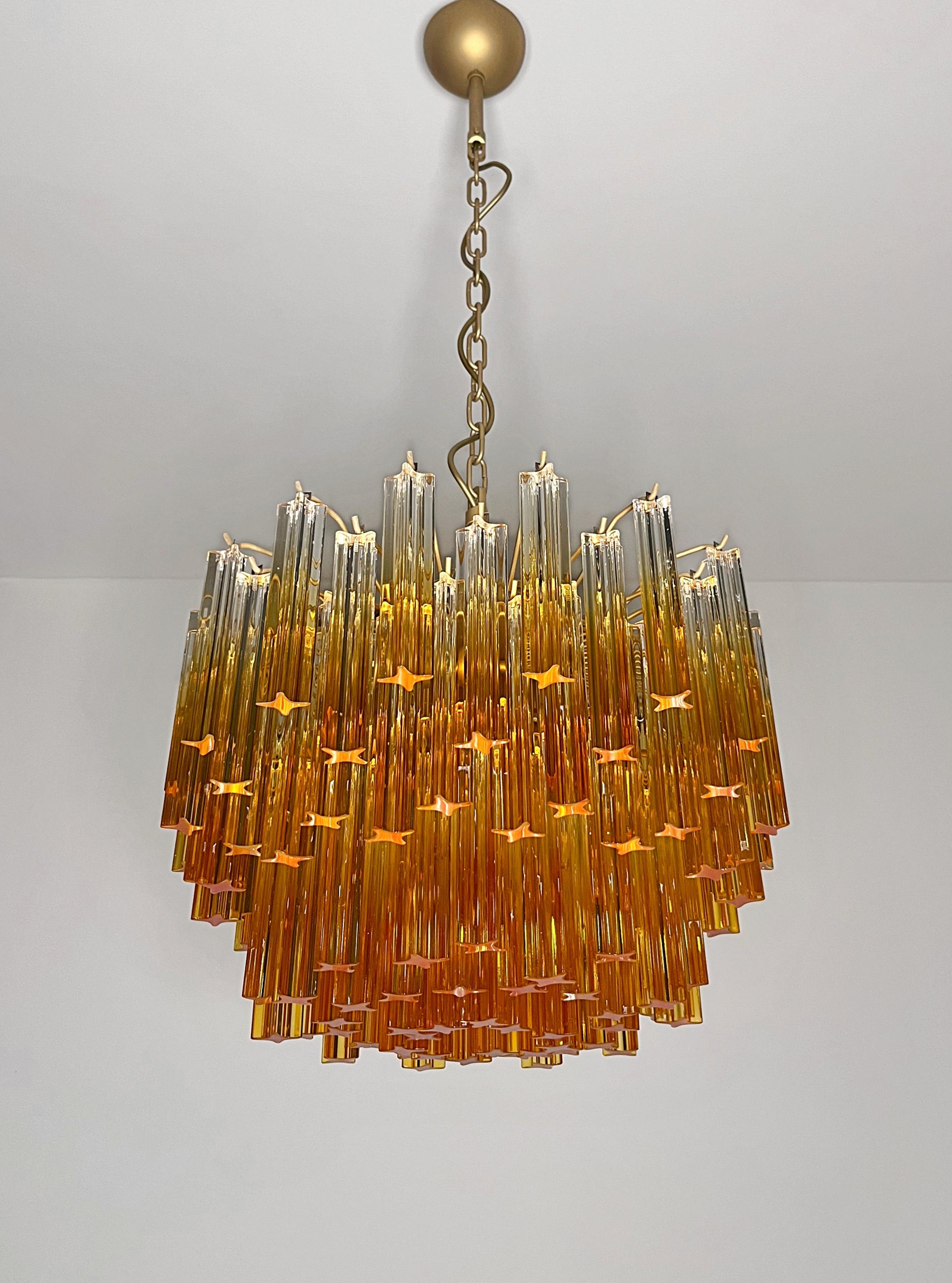 Galvanizzato Gorgeous vintage chandelier – 107 quadriedri amber shade - GOLD METAL FRAME in vendita