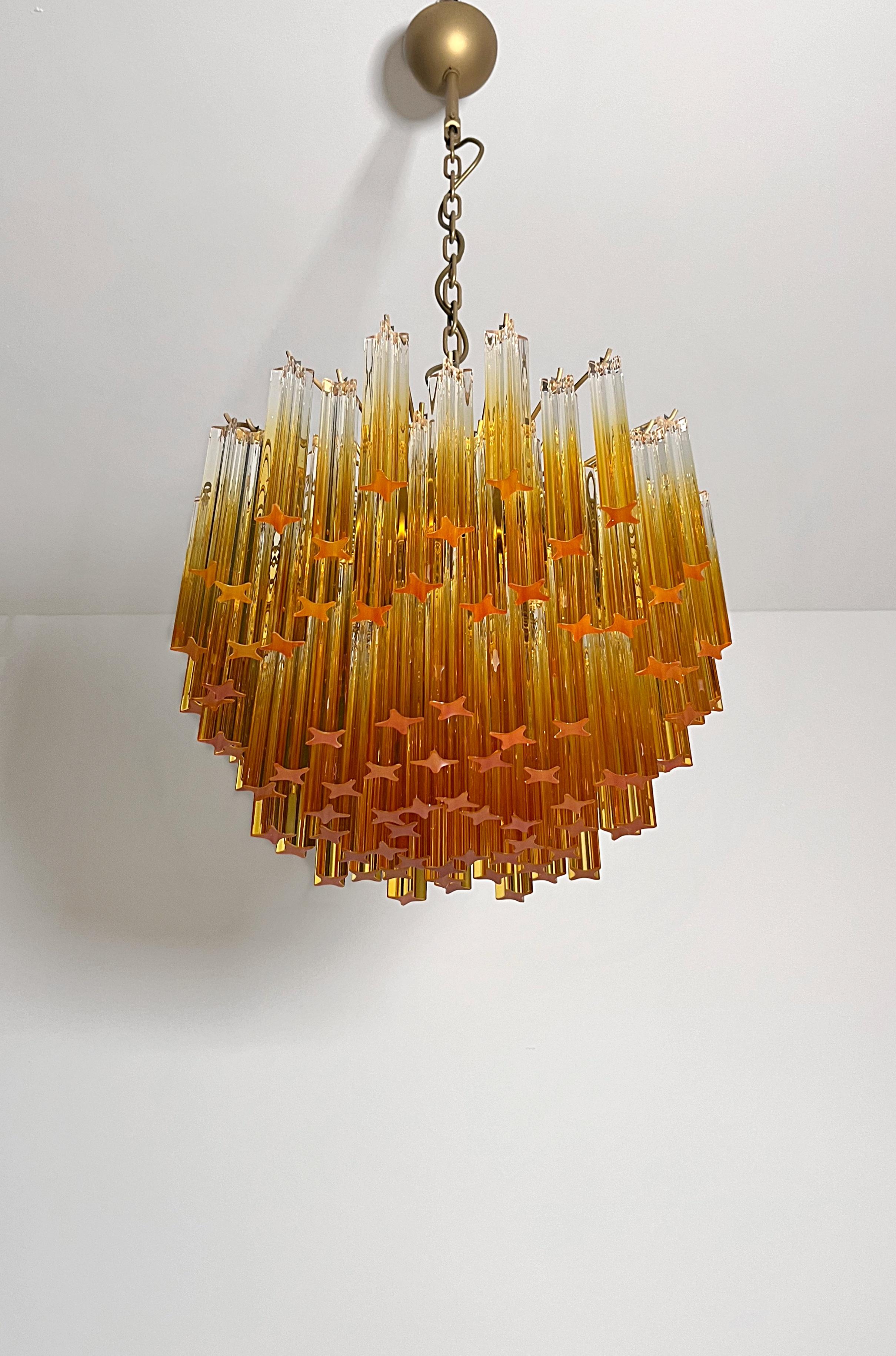 20th Century Gorgeous vintage chandelier – 107 quadriedri amber shade - GOLD METAL FRAME in vendita