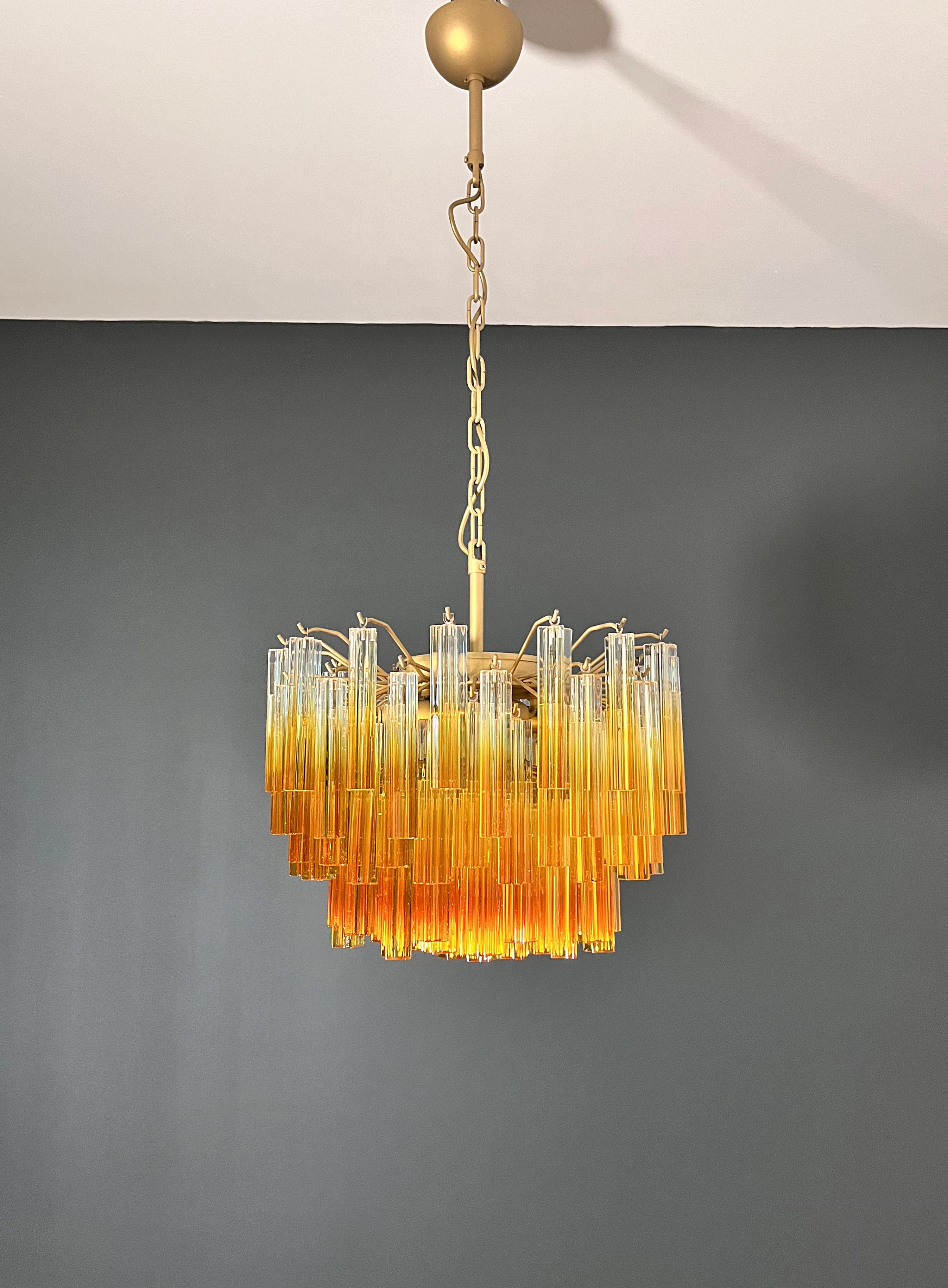Gorgeous vintage chandelier – 107 quadriedri amber shade - GOLD METAL FRAME in vendita 1