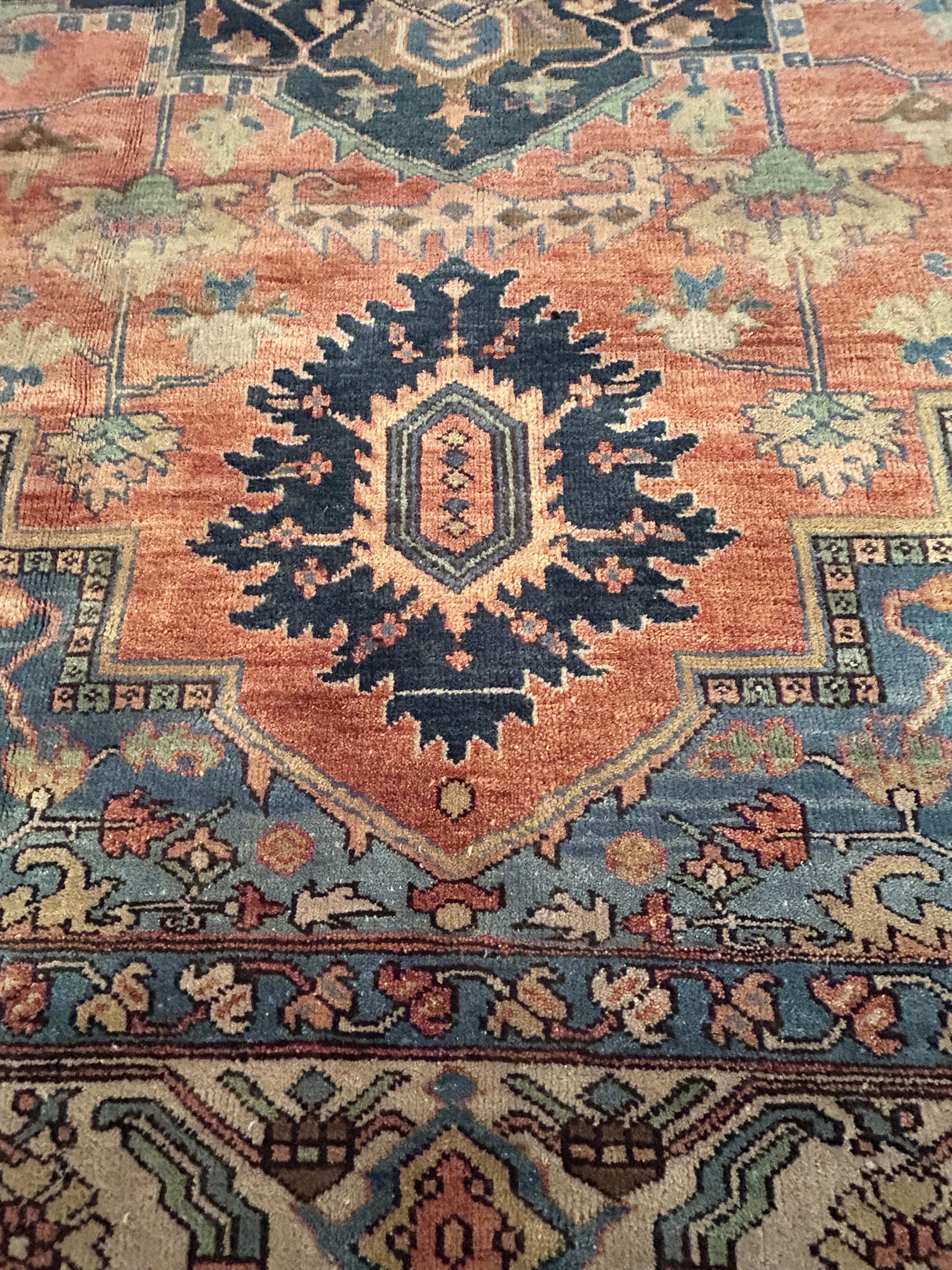 Ein besonders schöner Heriz-Wollteppich in einer vielseitigen Größe von 8 x 10 Fuß (ungefähr) mit einer wunderbaren Farbpalette, die Terrakotta, Hell- und Dunkelblau, Beige und Seladongrün umfasst.

(R. Dabb)