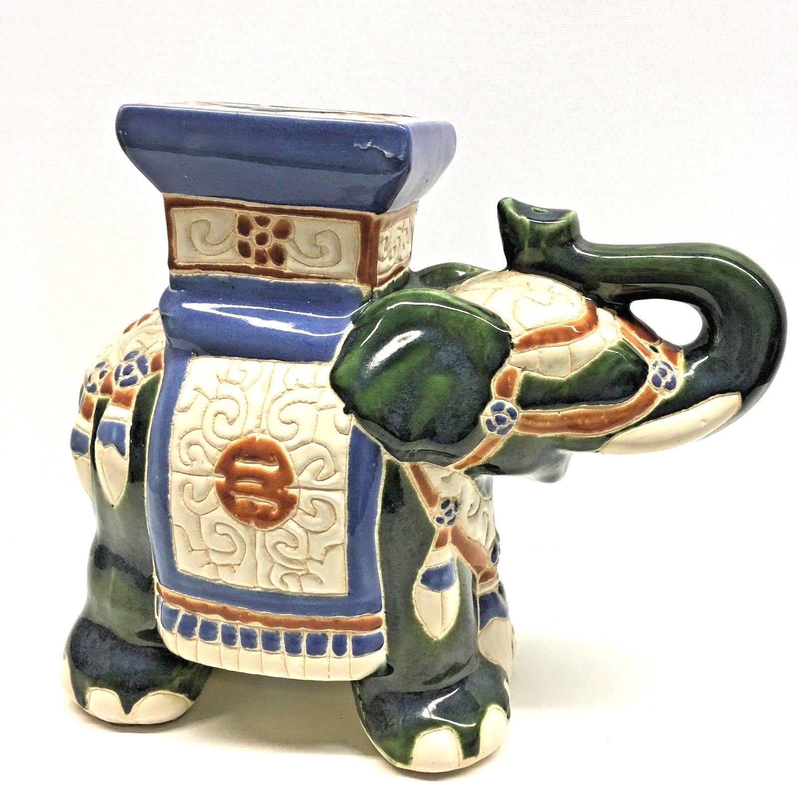 Mitte des 20. Jahrhunderts glasierter Keramik-Elefanten-Gartenhocker, Blumentopfsitz oder Beistelltisch. Handgefertigt aus Keramik. Eine schöne Ergänzung für Ihr Haus, Ihre Terrasse oder Ihren Garten.
 