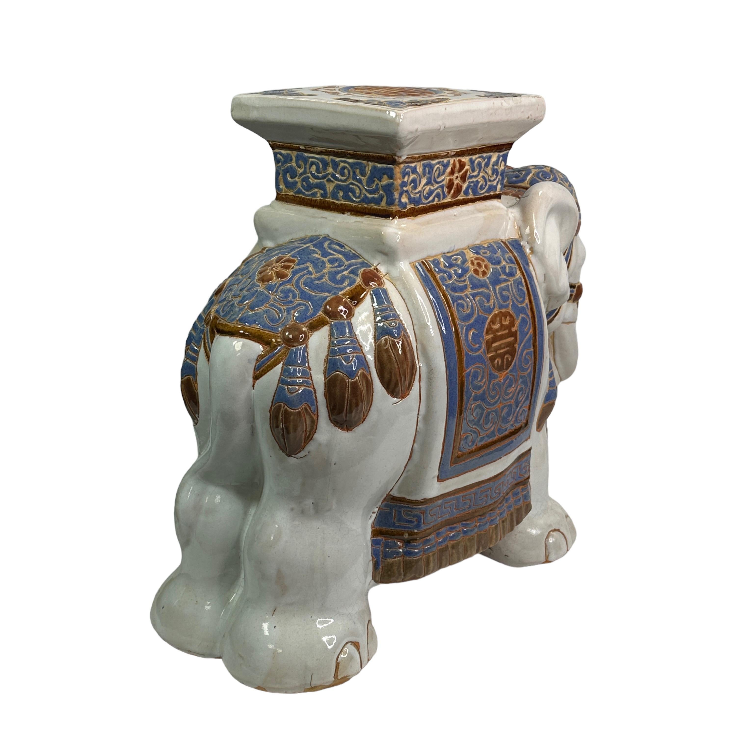 Wunderschöner Hollywood Regency Chinesischer Elefanten-Gartensitz im Vintage-Stil (Keramik) im Angebot