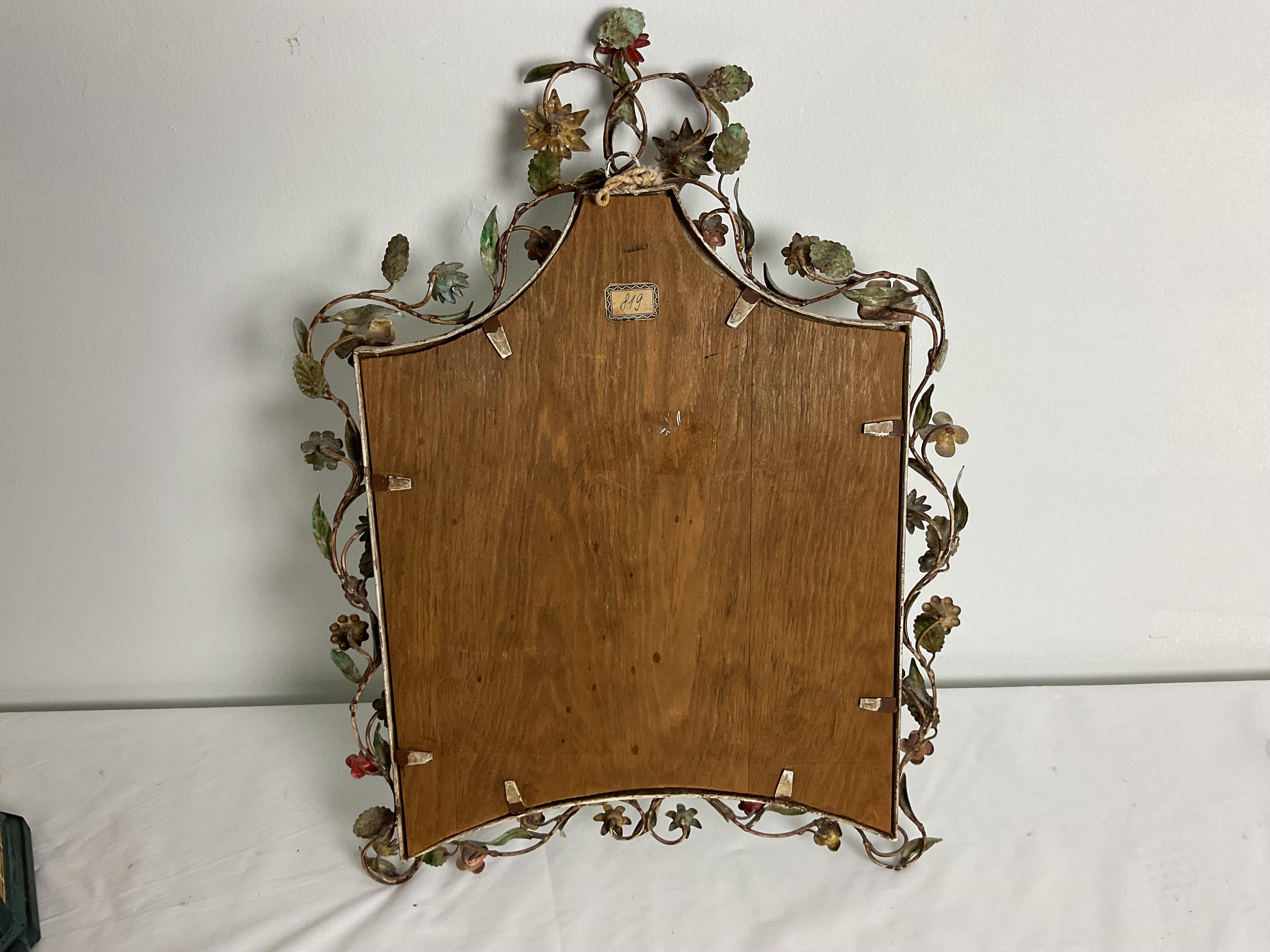 Espejo de metal italiano vintage con flores y hojas pintadas a mano. Detalle asombroso. Está desgastado y tiene aspecto antiguo, pero no lo retocaríamos porque tiene una gran pátina de encanto del viejo mundo. Perfecto para un tocador especial o un