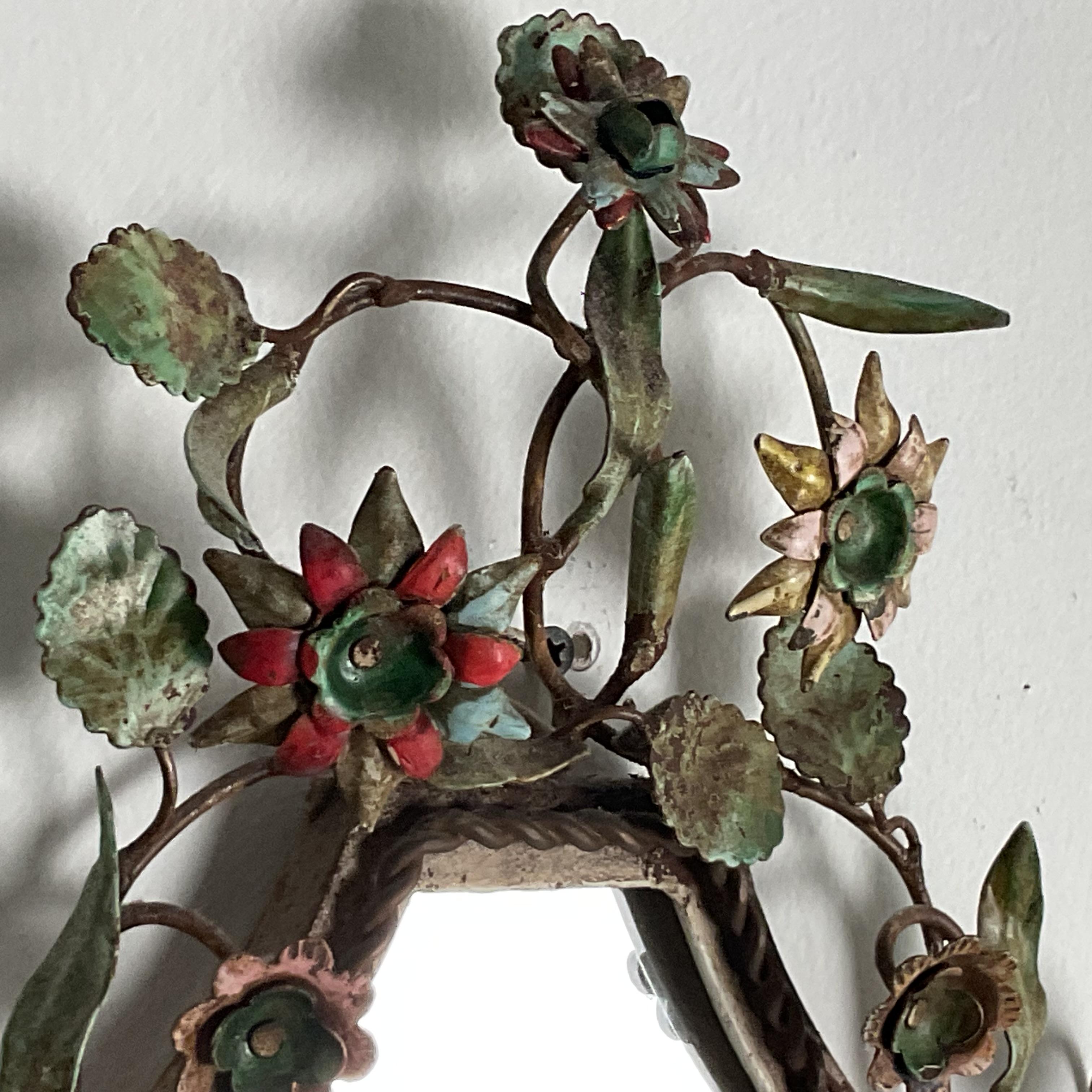 Precioso Espejo Floral Tole Vintage Italiano en Bueno estado para la venta en West Palm Beach, FL