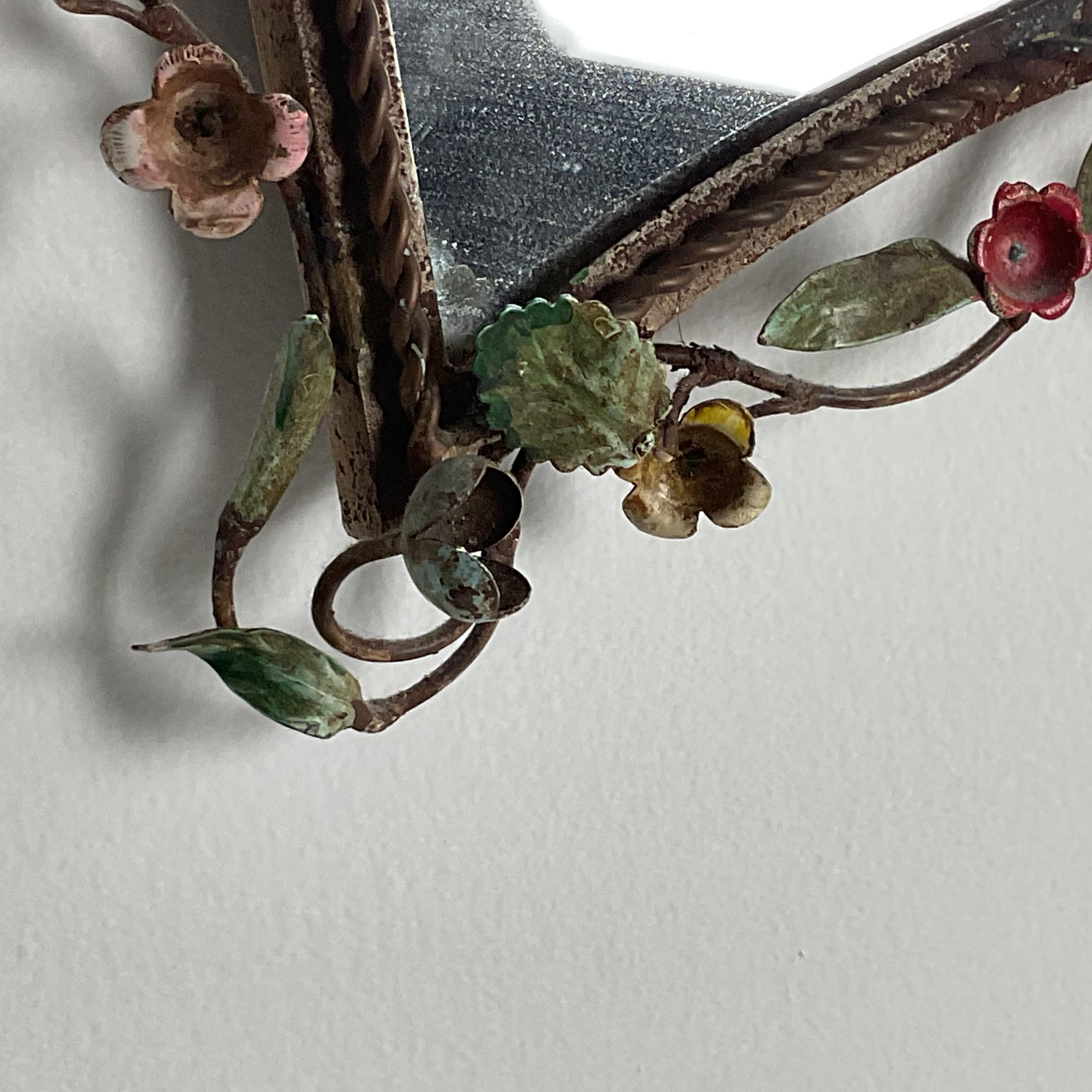 Precioso Espejo Floral Tole Vintage Italiano mediados del siglo XX en venta